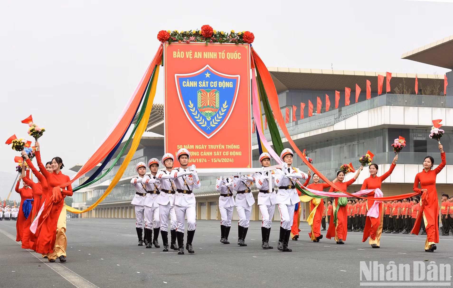Desfile de las unidades adscritas a la Policía Móvil.