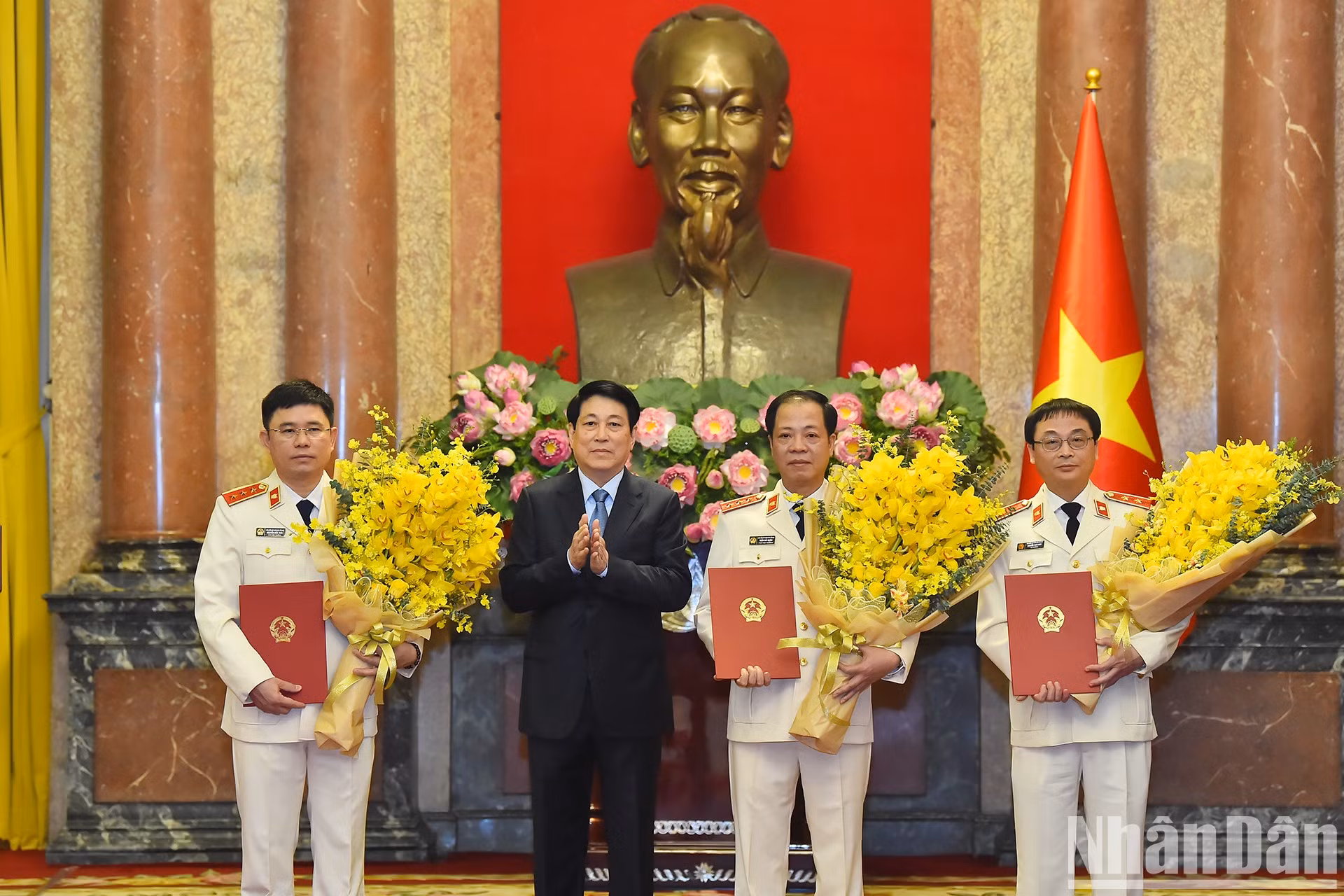 El presidente vietnamita, Luong Cuong, entrega las decisiones a los funcionarios. El presidente vietnamita, Luong Cuong, entrega las decisiones a los funcionarios.