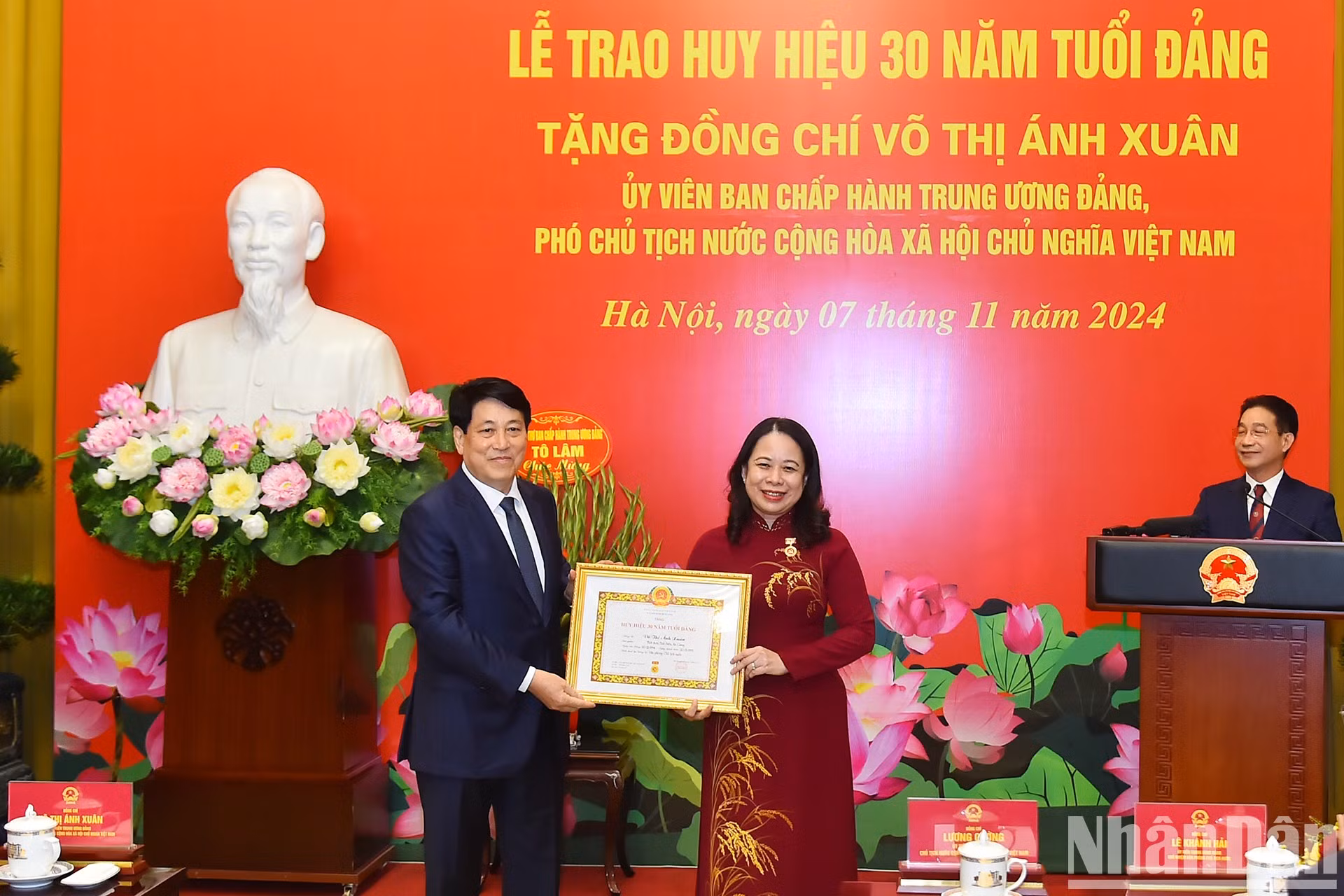 El presidente de Vietnam, Luong Cuong, entrega la insignia por los 30 años de membresía del PCV a la funcionaria vietnamita. El presidente de Vietnam, Luong Cuong, entrega la insignia por los 30 años de membresía del PCV a la funcionaria vietnamita.