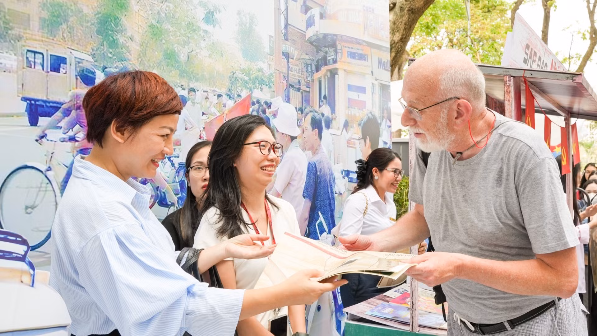 [Foto] Visitantes extranjeros impresionados por exposición interactiva del periódico Nhan Dan