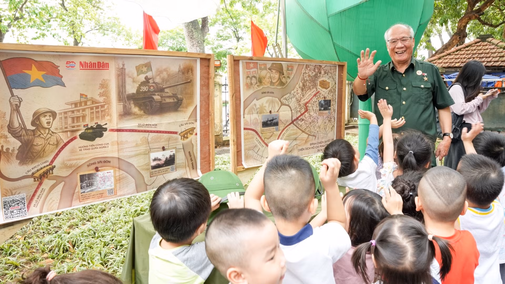 [Foto] Testigos históricos del Día de la Reunificación Nacional presentes en exposición interactiva de periódico Nhan Dan