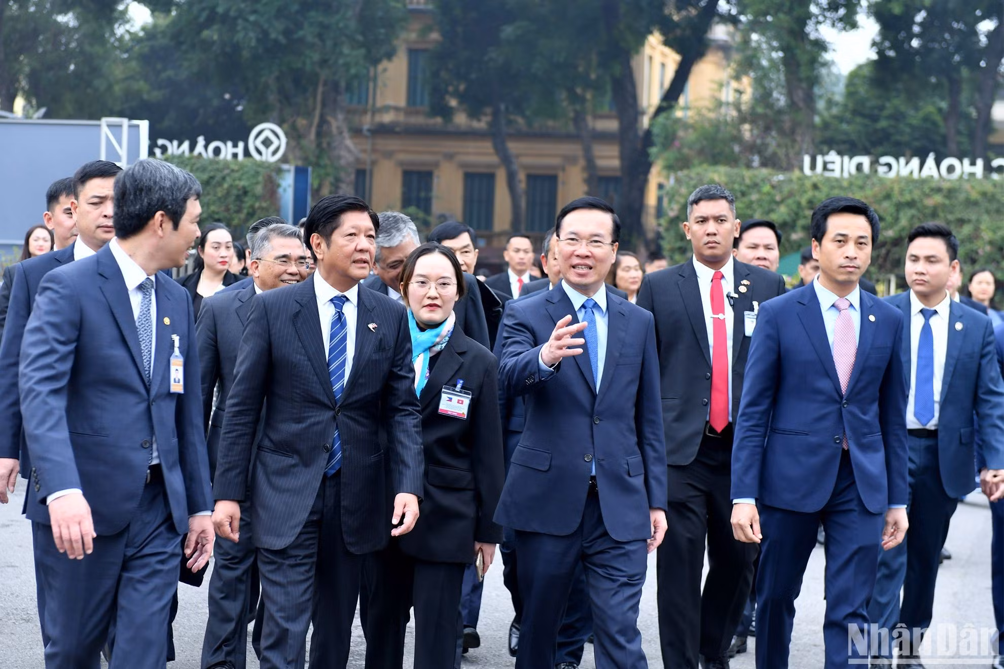 El presidente Vo Van Thuong y su par filipino, Ferdinand Marcos Jr., visitan la Ciudadela Imperial de Thang Long.