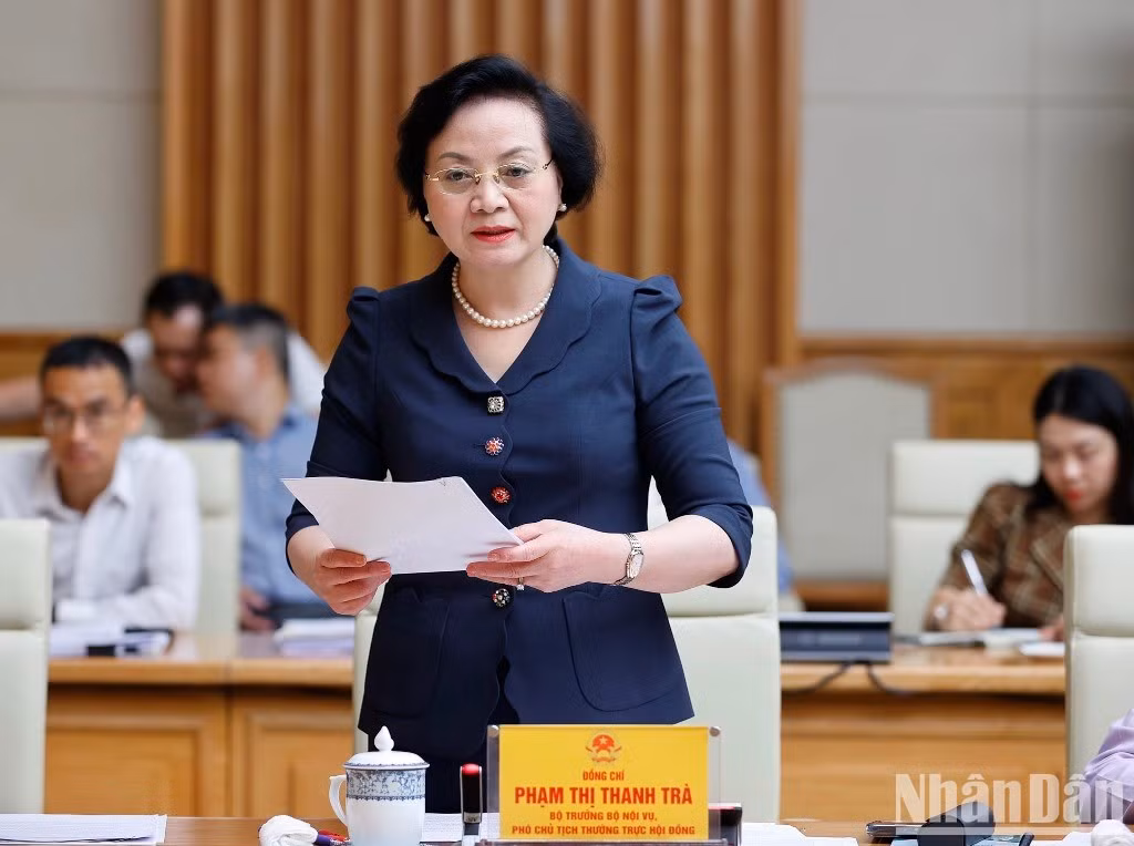 La ministra del Interior, Pham Thi Thanh Tra, vicepresidenta permanente del Consejo Central de Emulación y Recompensas, informa sobre los resultados de la ejecución de las tareas en los primeros seis meses del año.