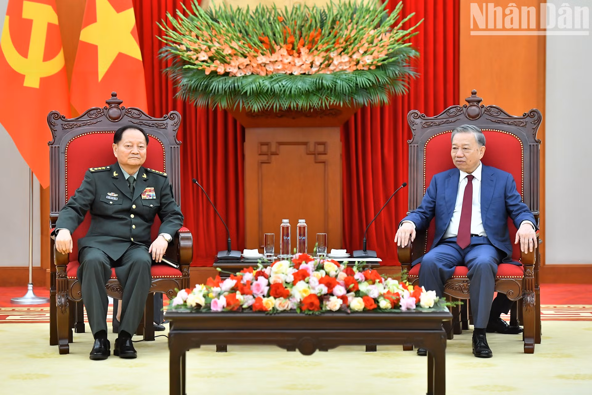 El secretario general del Partido Comunista de Vietnam, To Lam, y el teniente general Zhang Youxia, vicepresidente de la Comisión Militar Central de China.
