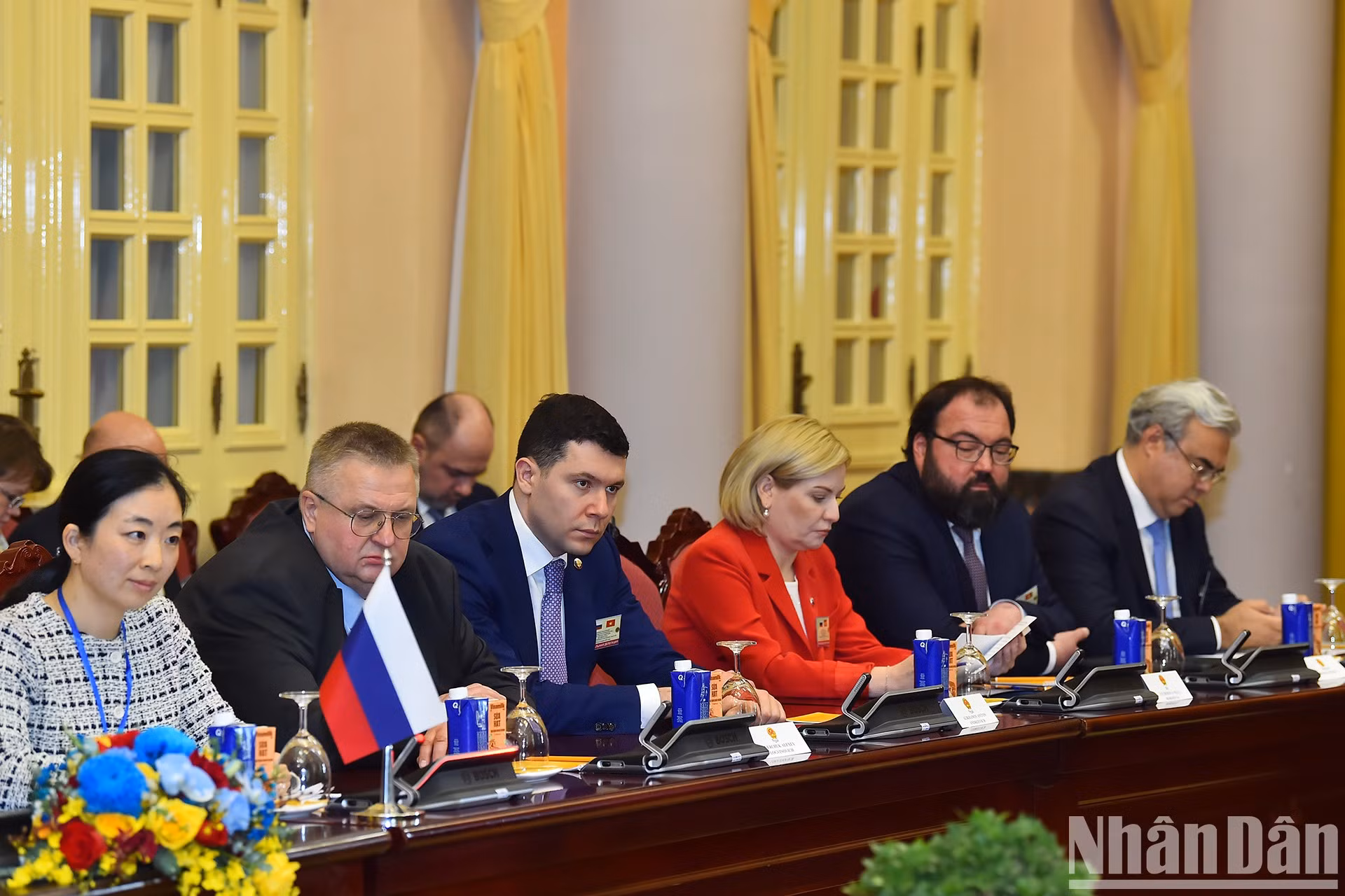 Los delegados acompañan al primer ministro de Rusia, Mijail Vladimirovich Mishustin. Los delegados acompañan al primer ministro de Rusia, Mijail Vladimirovich Mishustin.