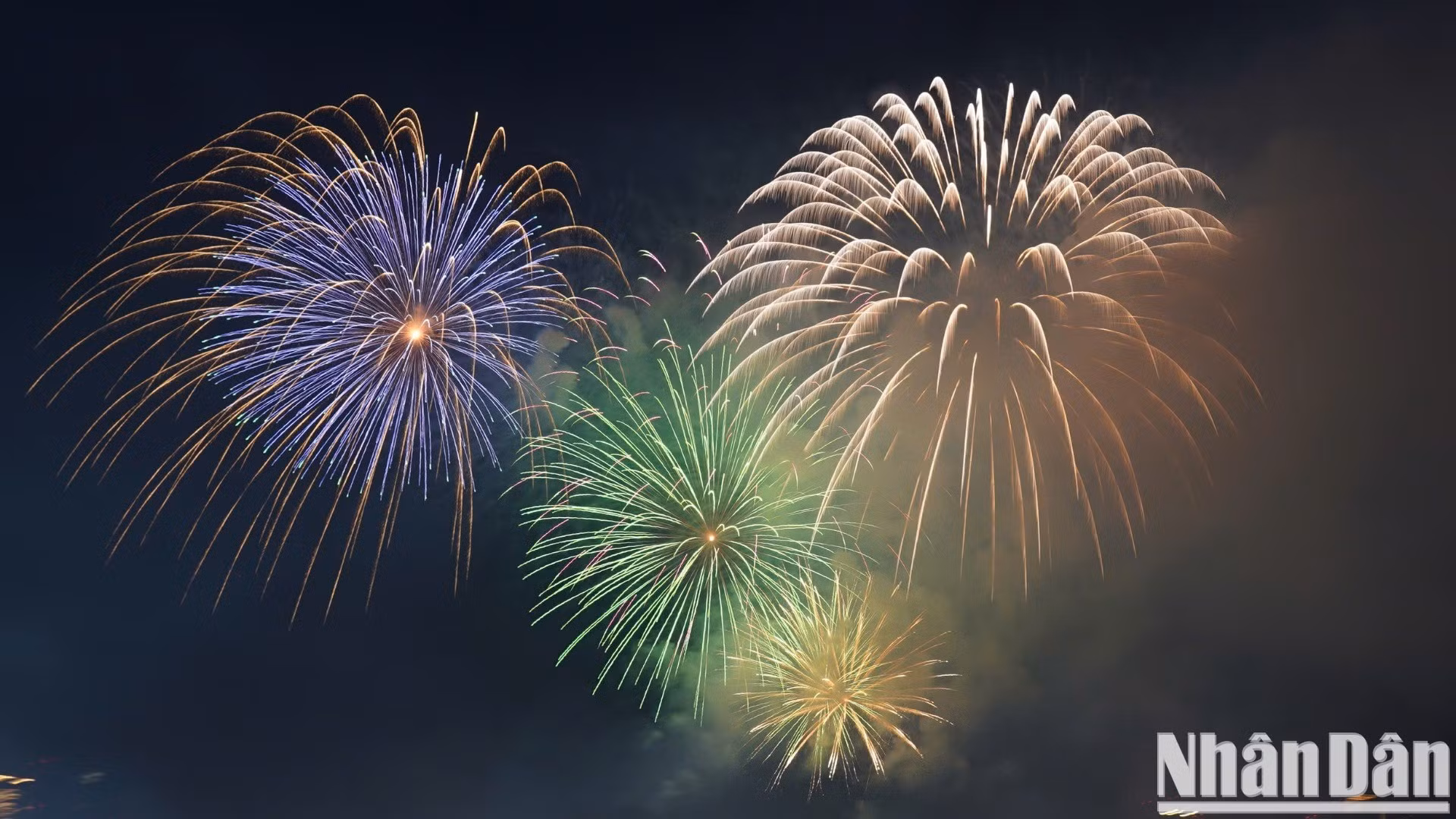 Los fuegos artificiales de gran altitud en el cielo de Ciudad Ho Chi Minh crean una escena poética y brillante, resaltando la belleza de la urbe en el momento del Año Nuevo.