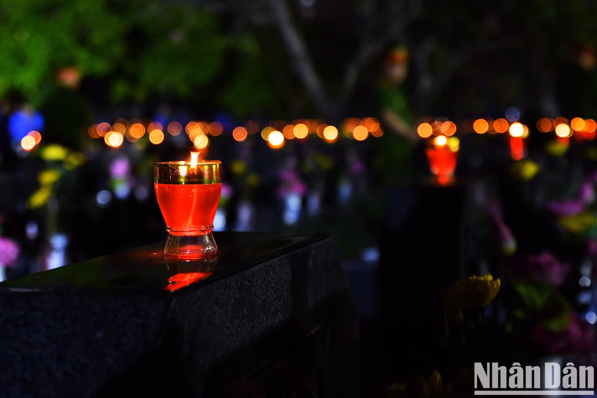 Jóvenes hanoyenses encienden velas en tributo a los mártires ảnh 5 Jóvenes hanoyenses encienden velas en tributo a los mártires ảnh 5