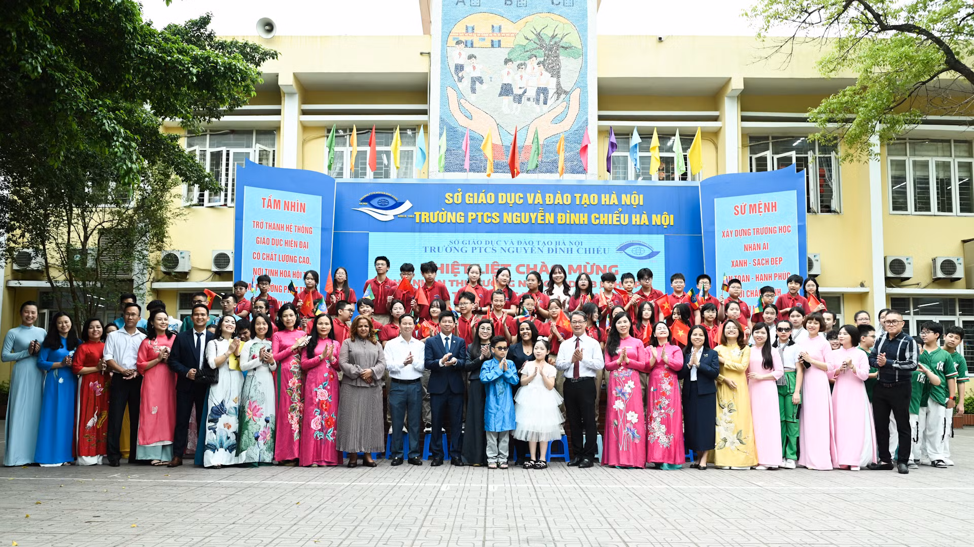 [Foto] Cálido encuentro entre esposas de premieres de Vietnam y Etiopía con estudiantes con discapacidad visual de escuela Nguyen Dinh Chieu