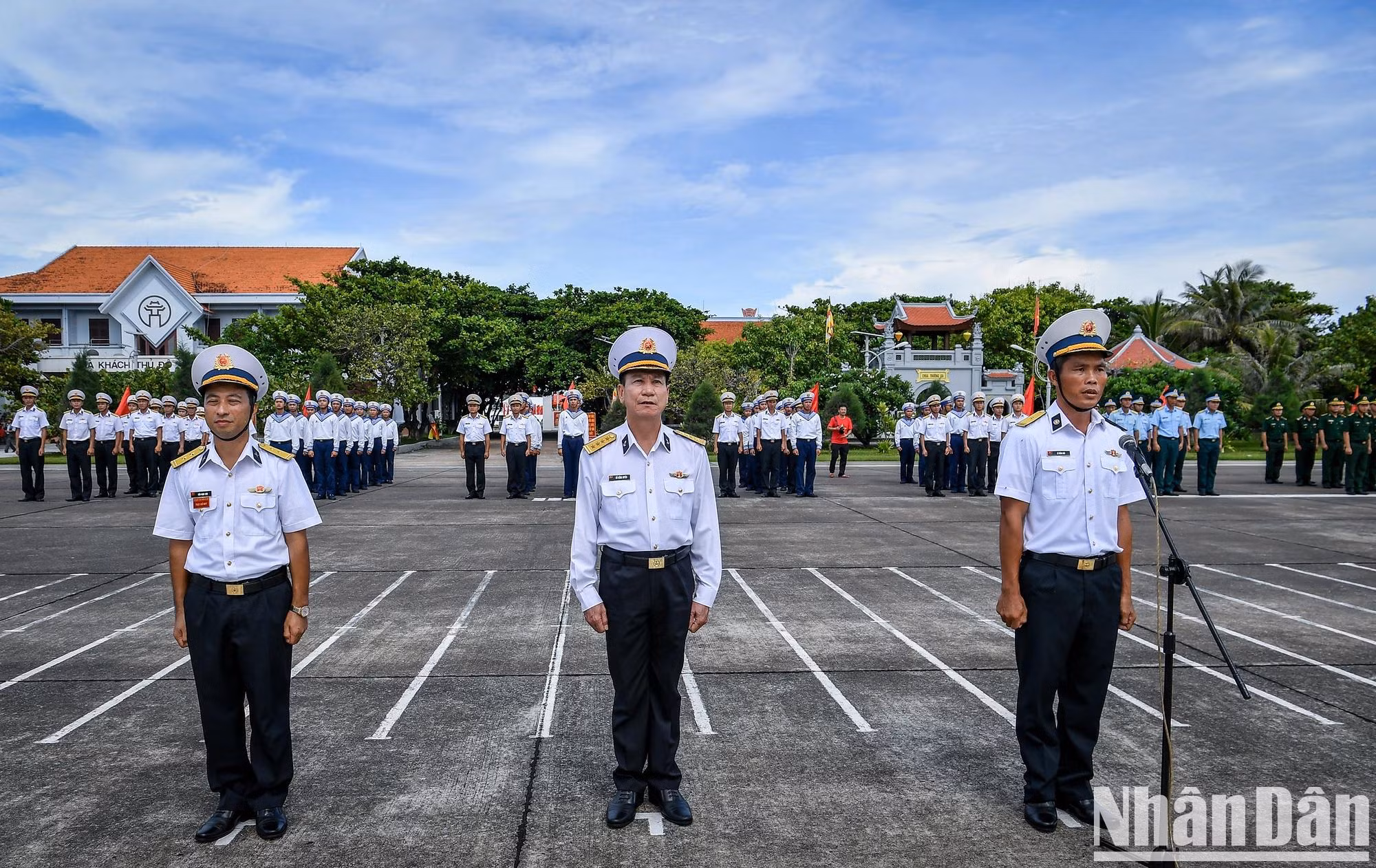 En el solemne ambiente de la ceremonia de izado de la bandera en Truong Sa, el coronel Do Hong Duyen, comisario político adjunto de la Región 2 y jefe de la delegación, preside el acto.