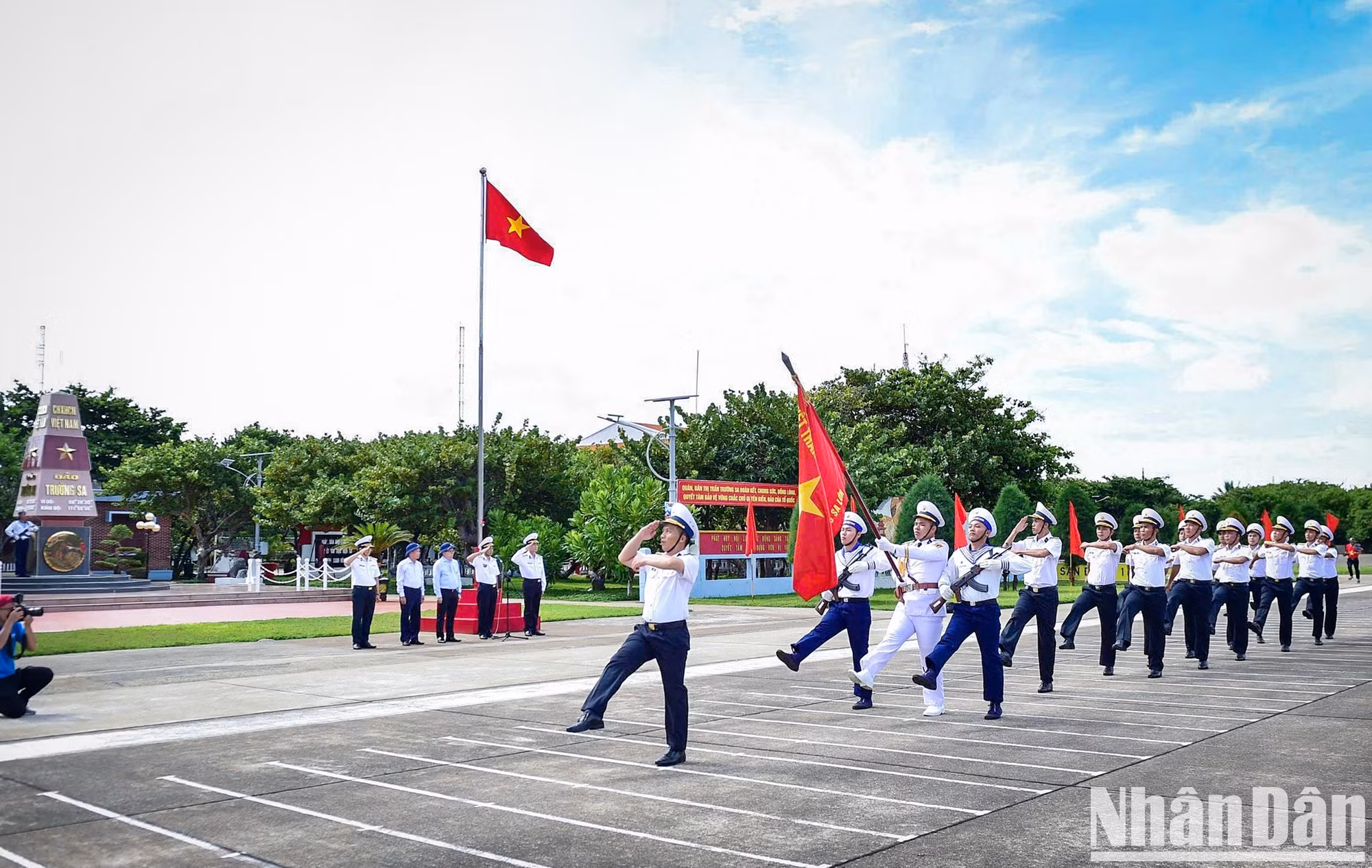 La guardia de honor entra en el escenario frente al hito de soberanía en el archipiélago de Truong Sa.