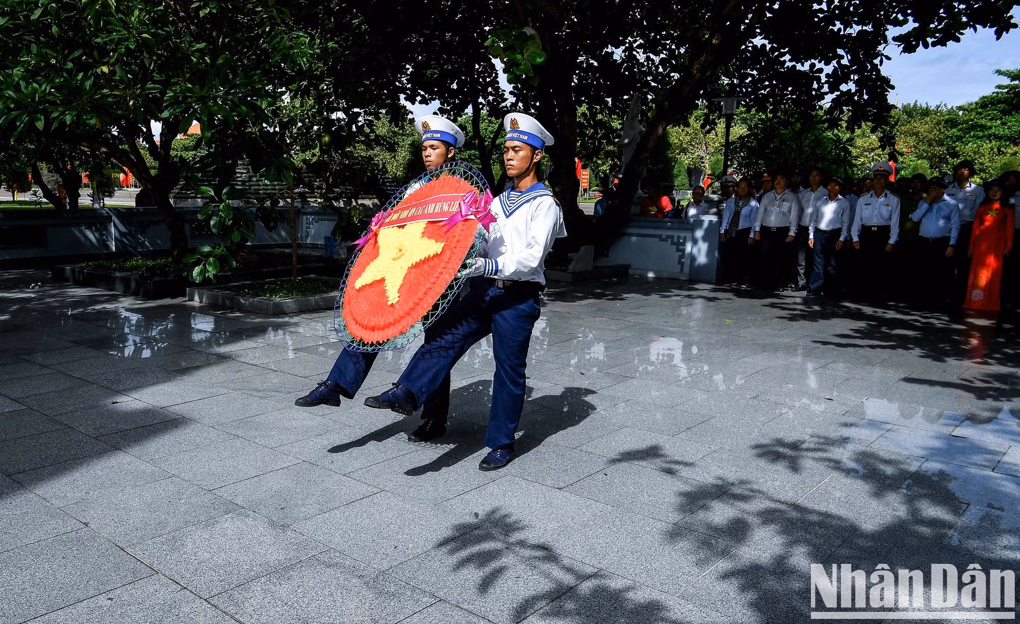Tras la ceremonia de izado de la bandera, el grupo de trabajo n.º 25 ofrece inciensos en el Monumento a los Héroes y Mártires y en la casa conmemorativa del Presidente Ho Chi Minh en el archipiélago.