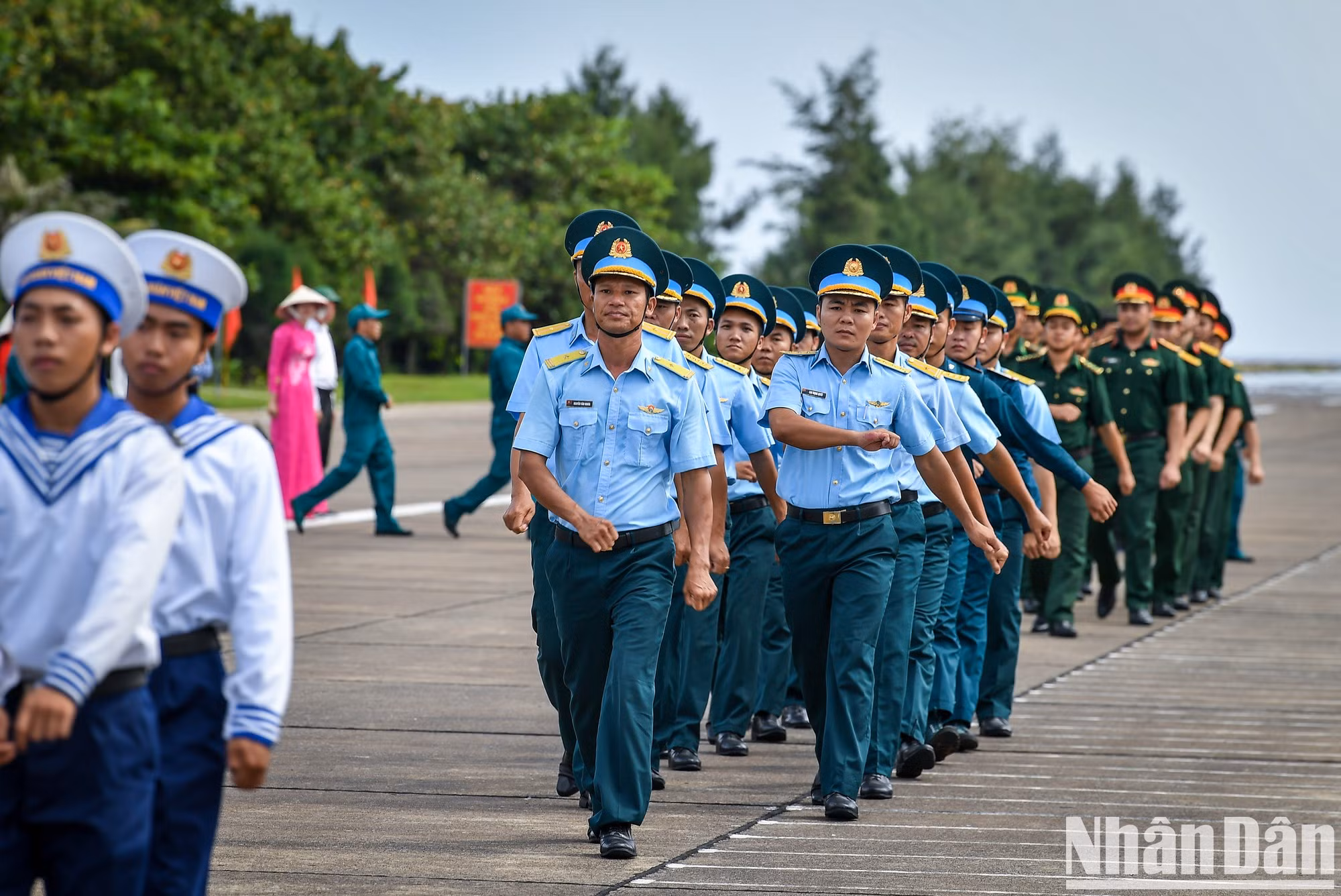 La formación de oficiales y soldados de la Fuerza de Defensa Aérea y Antiaérea en el desfile militar.