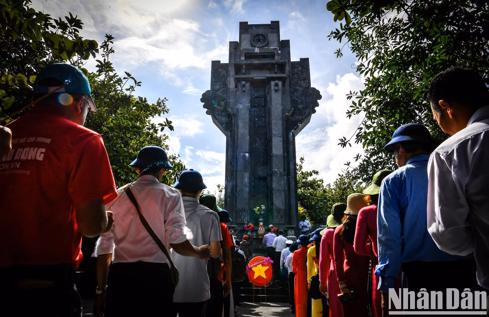 Los delegados guardan un minuto de silencio en memoria de los héroes y mártires que sacrificaron sus vidas para proteger la sagrada soberanía del mar y las islas de la Patria.