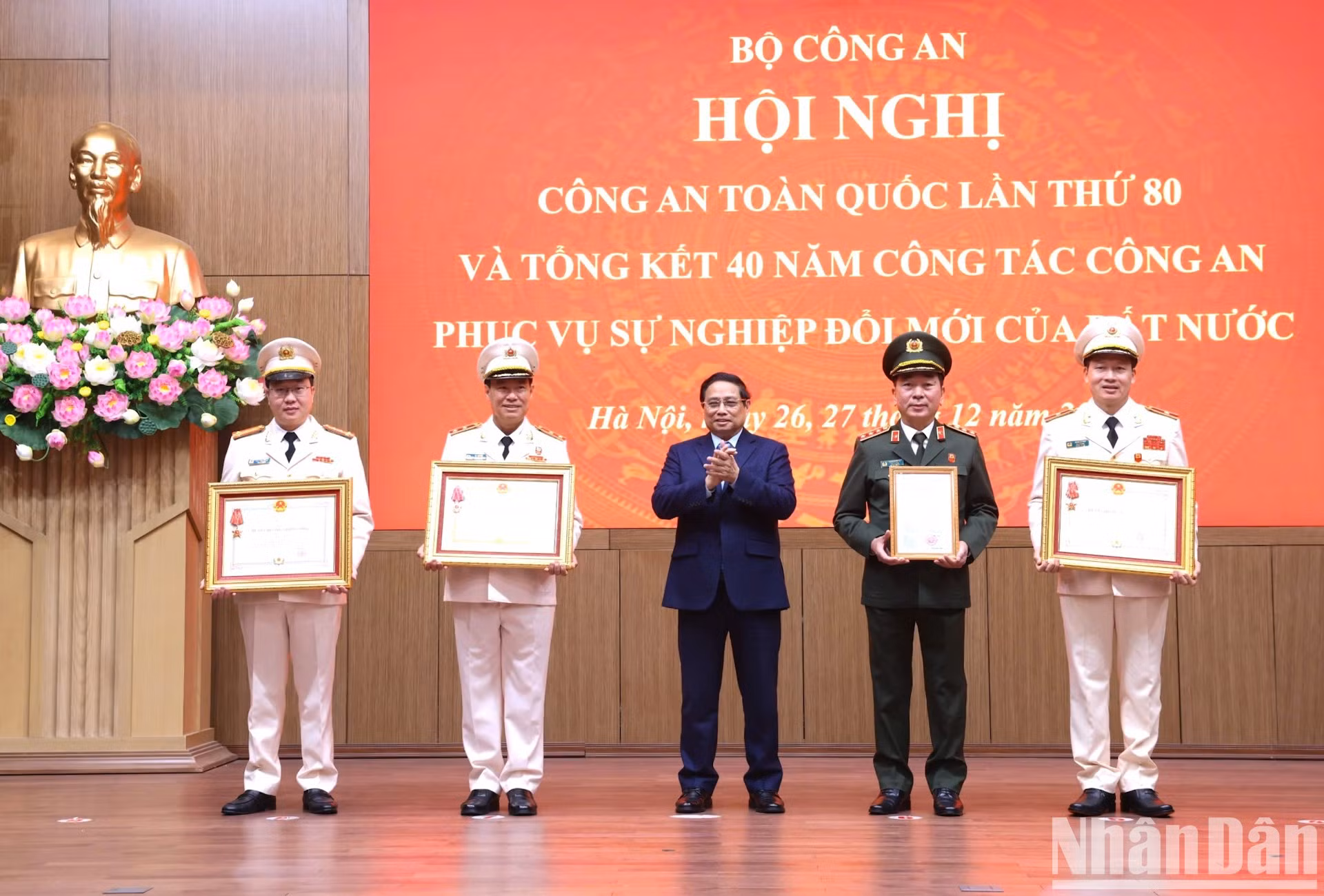 El primer ministro, Pham Minh Chinh, entrega premios nobles del Partido y del Estado a los líderes policiales.