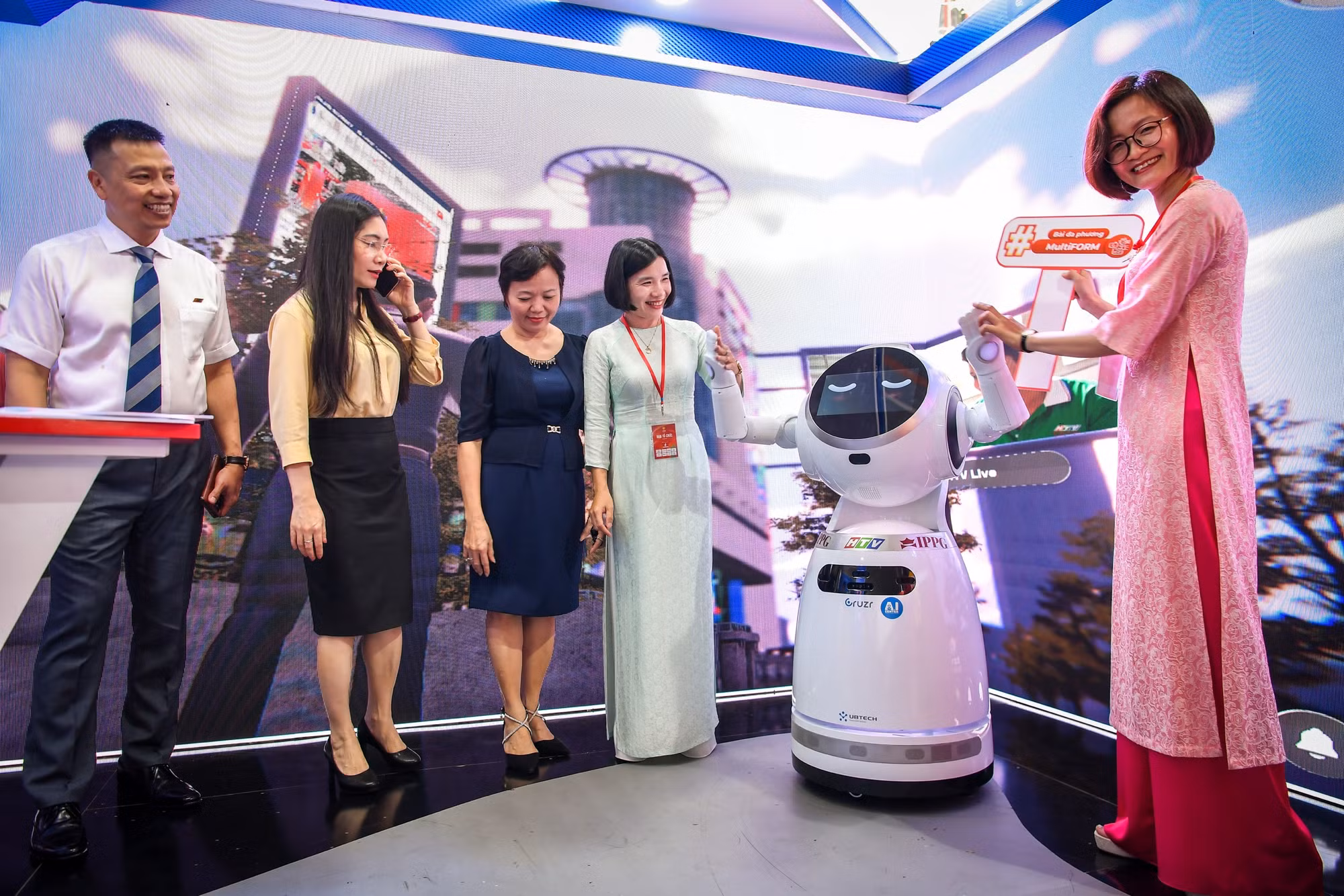 [Foto] Visitan exhibiciones en Festival Nacional de Prensa 2024