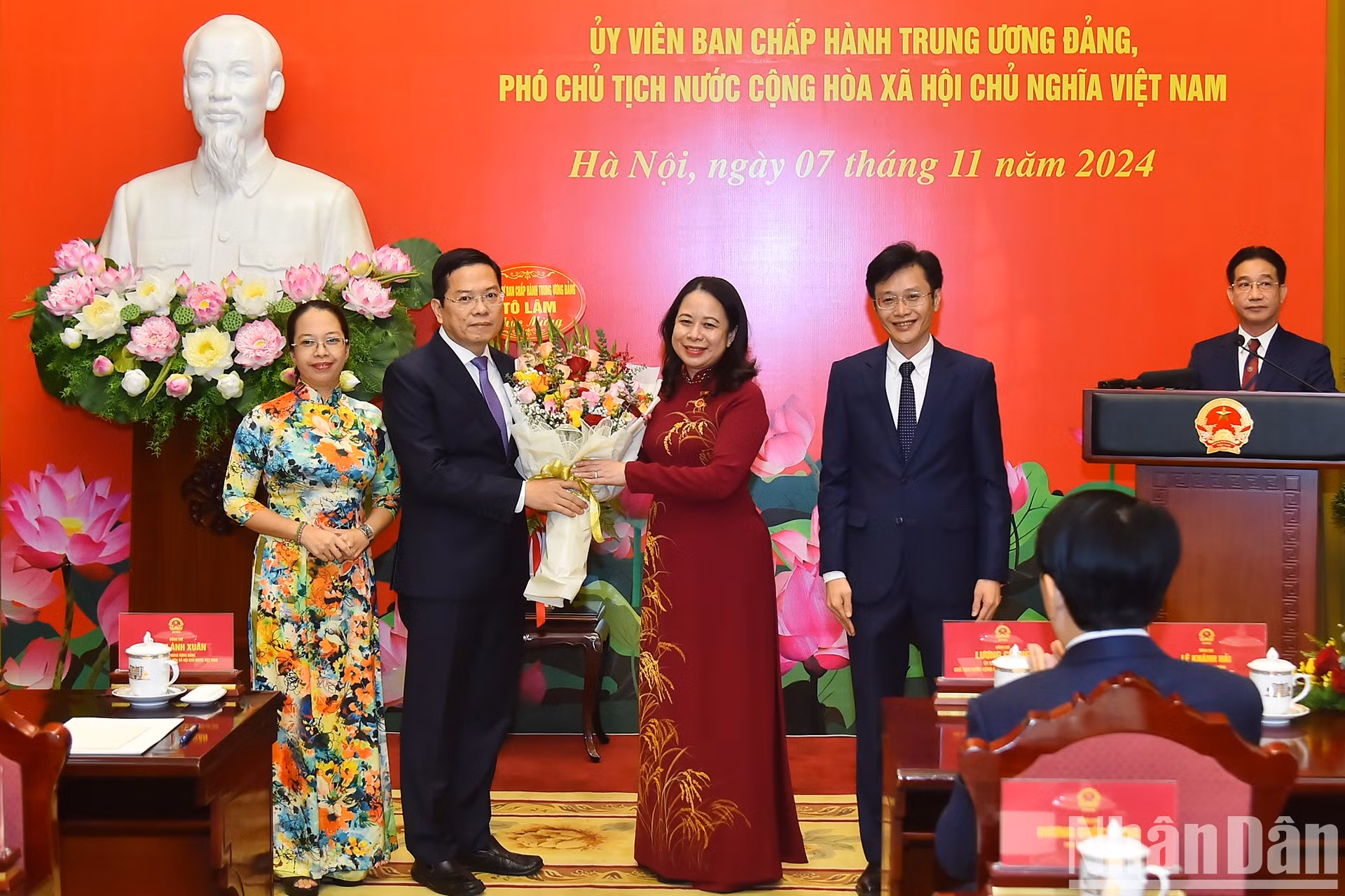 La vicepresidenta vietnamita, Vo Thi Anh Xuan, recibe flores de felicitación de los delegados. La vicepresidenta vietnamita, Vo Thi Anh Xuan, recibe flores de felicitación de los delegados.