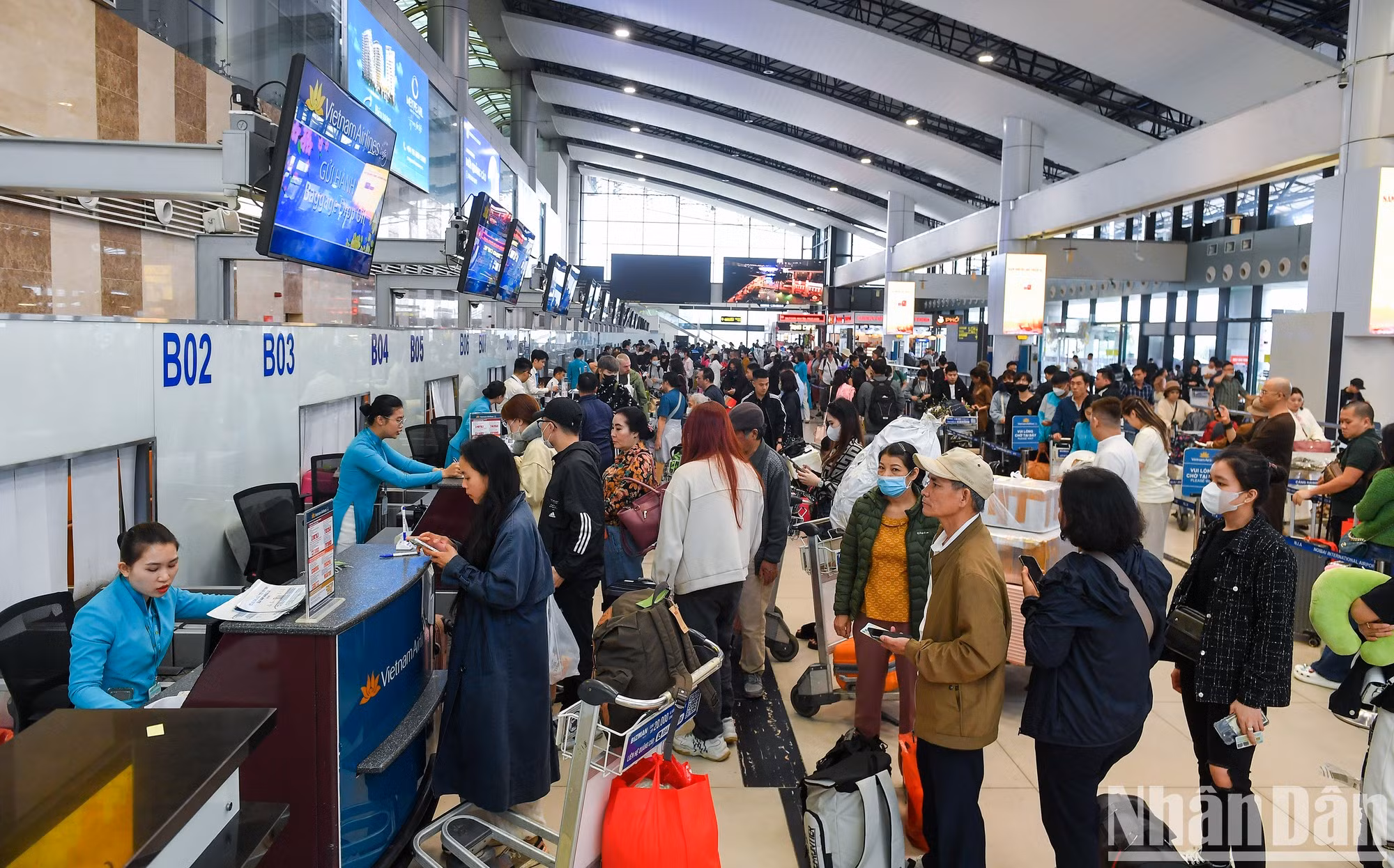 El aeropuerto de Noi Bai entra en el período pico del Año Nuevo Lunar con un tráfico de 105 mil pasajeros y 608 vuelos al día.