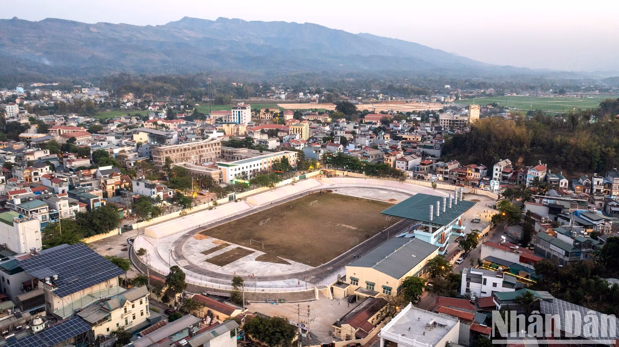 El estadio Dien Bien está siendo reparado y modernizado con prontitud. En este lugar se celebrará el 70 aniversario de la victoria de Dien Bien Phu.