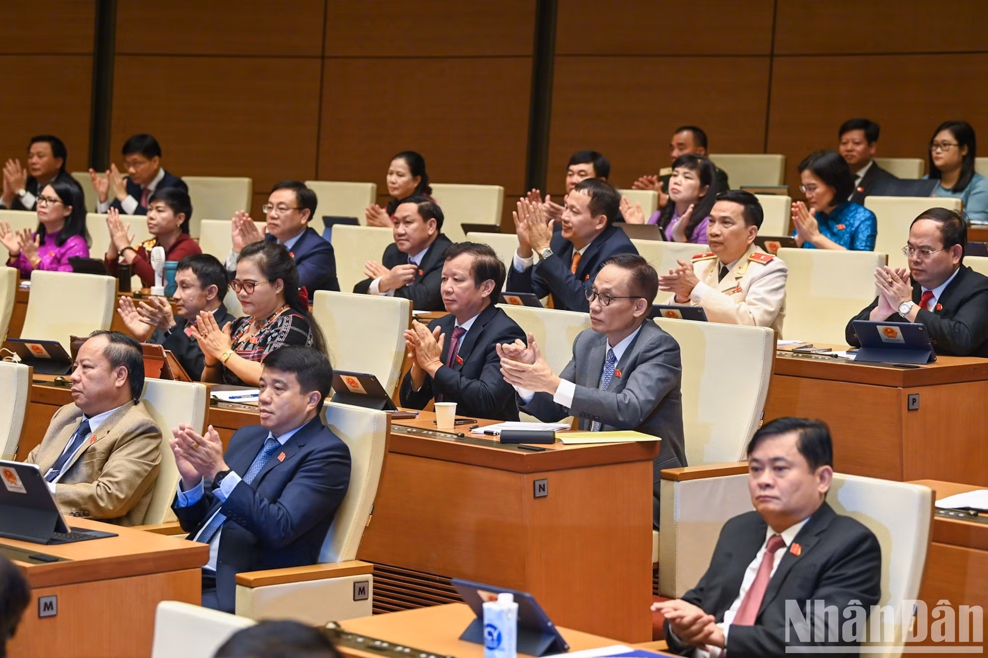 Los diputados felicitan al presidente vietnamita.