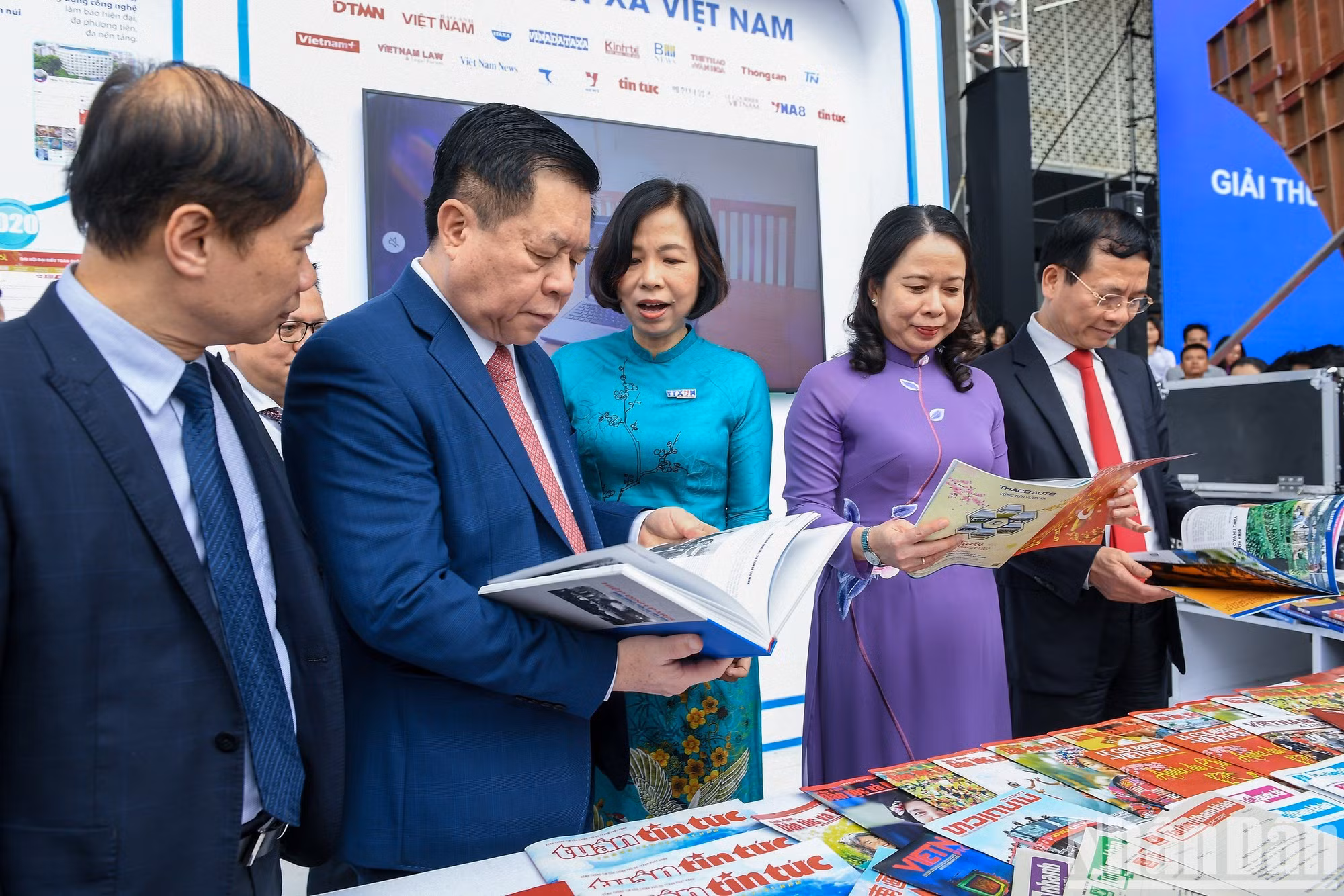 Dirigentes del Partido y el Estado visitan el pabellón de la Agencia Vietnamita de Noticias.