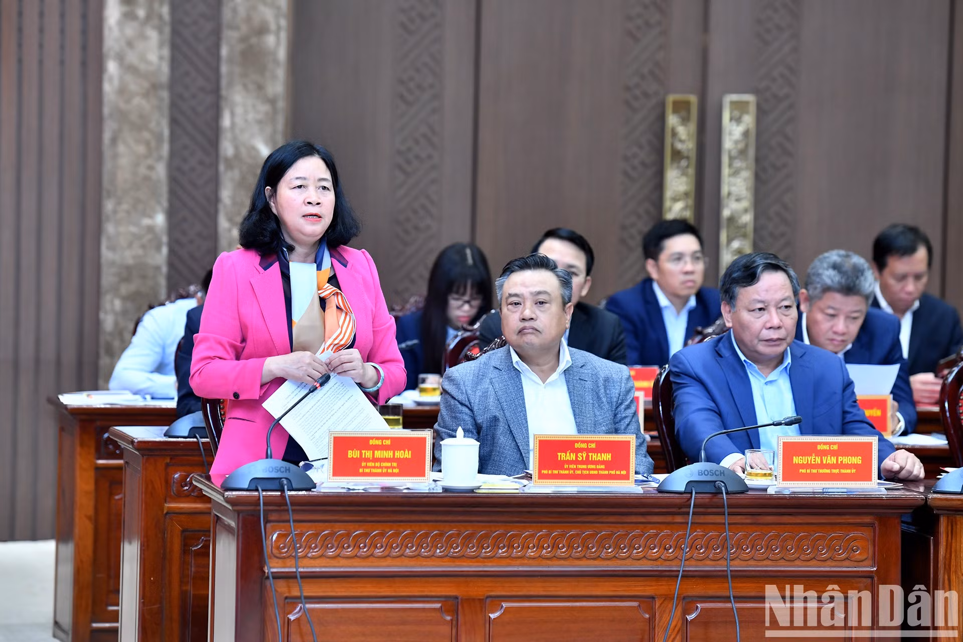 La secretaria del Comité del PCV en Hanói, Bui Thi Minh Hoai, interviene en el acto.