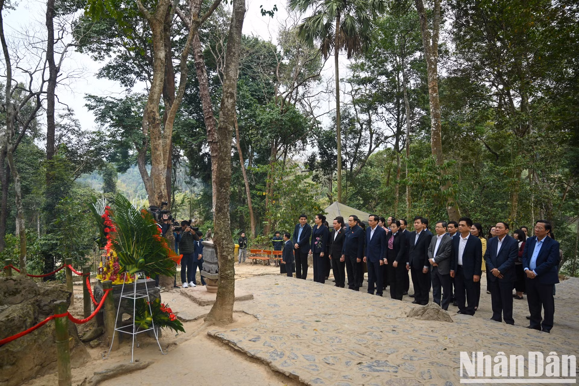 El dirigente del Legislativo vietnamita, los delegados y los líderes provinciales rinden homenaje al Tío Ho.