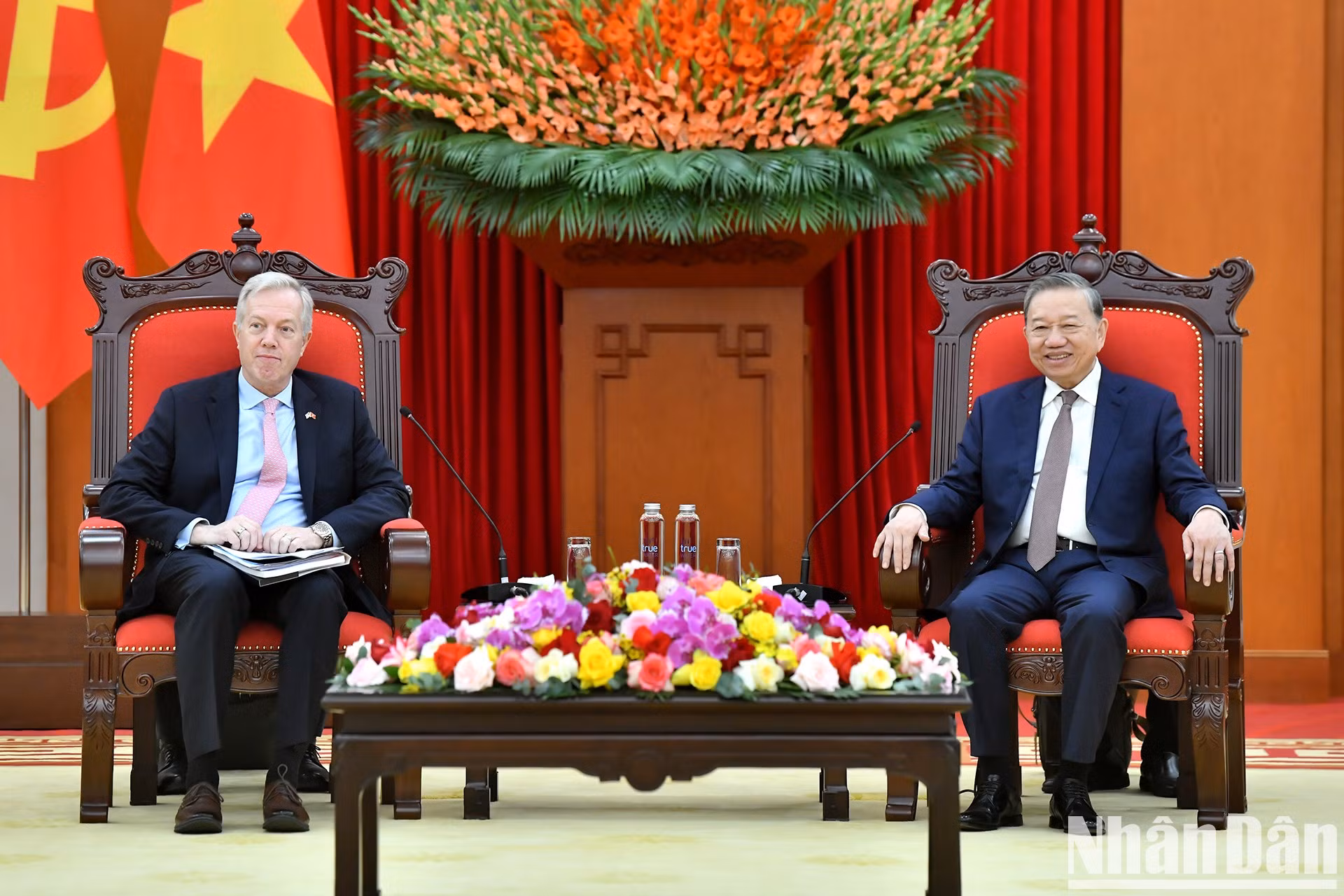 El secretario general del Partido Comunista de Vietnam, To Lam, recibe a Ted Osius, presidente y director general del Consejo Empresarial Estados Unidos-Asean.