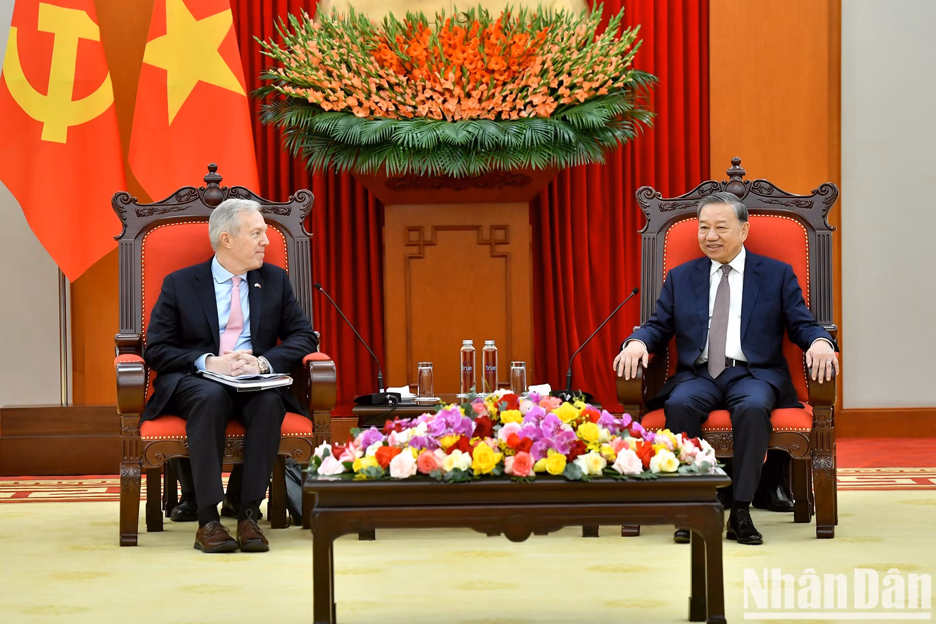 El secretario general del Partido Comunista de Vietnam, To Lam, y Ted Osius, presidente y director general del Consejo Empresarial Estados Unidos-Asean.