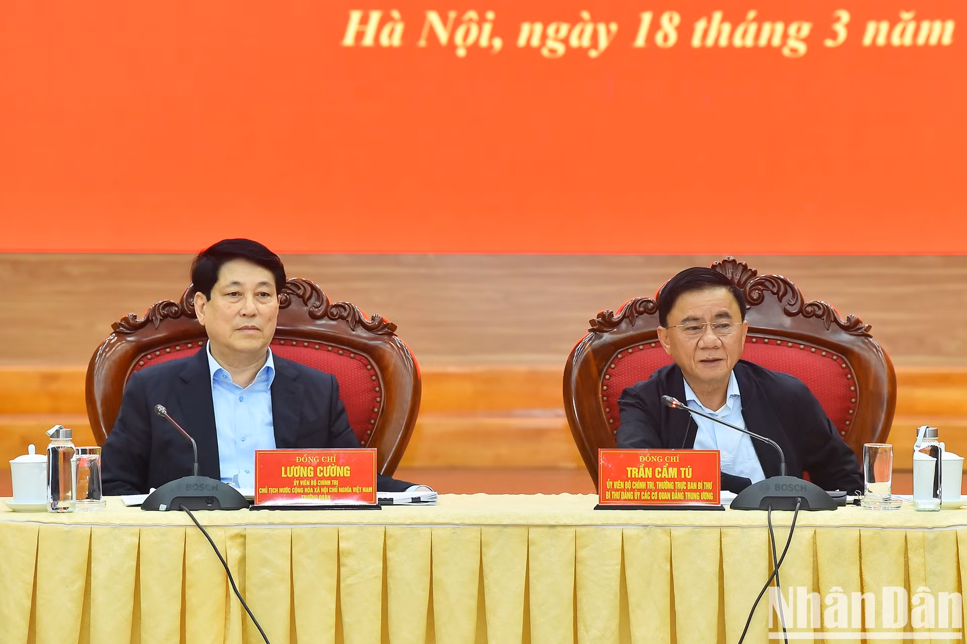 El presidente vietnamita, Luong Cuong, y el miembro permanente del Secretariado del Comité Central del PCV, Tran Cam Tu presiden la conferencia.
