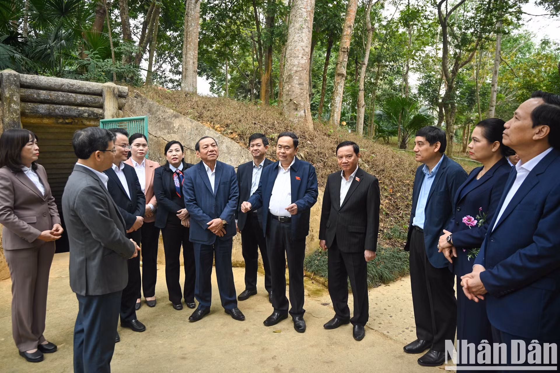 El presidente del Parlamento vietnamita y los delegados inspeccionan el Proyecto de Conservación y Restauración del Sitio de Reliquias del Comité Permanente de la Asamblea Nacional.