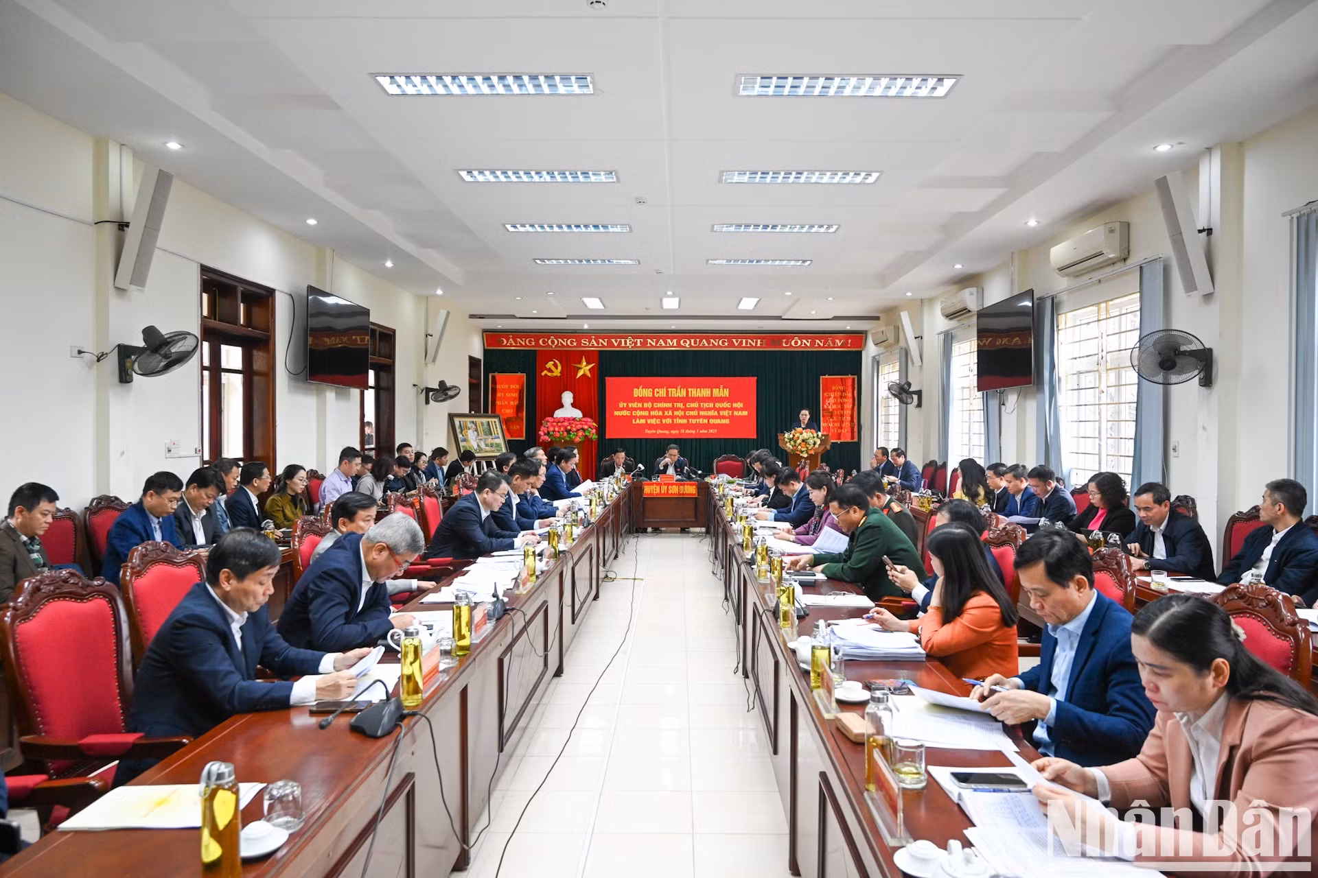 Escena de la reunión con el Buró ejecutivo del Comité del Partido Comunista de Vietnam en la provincia de Tuyen Quang.
