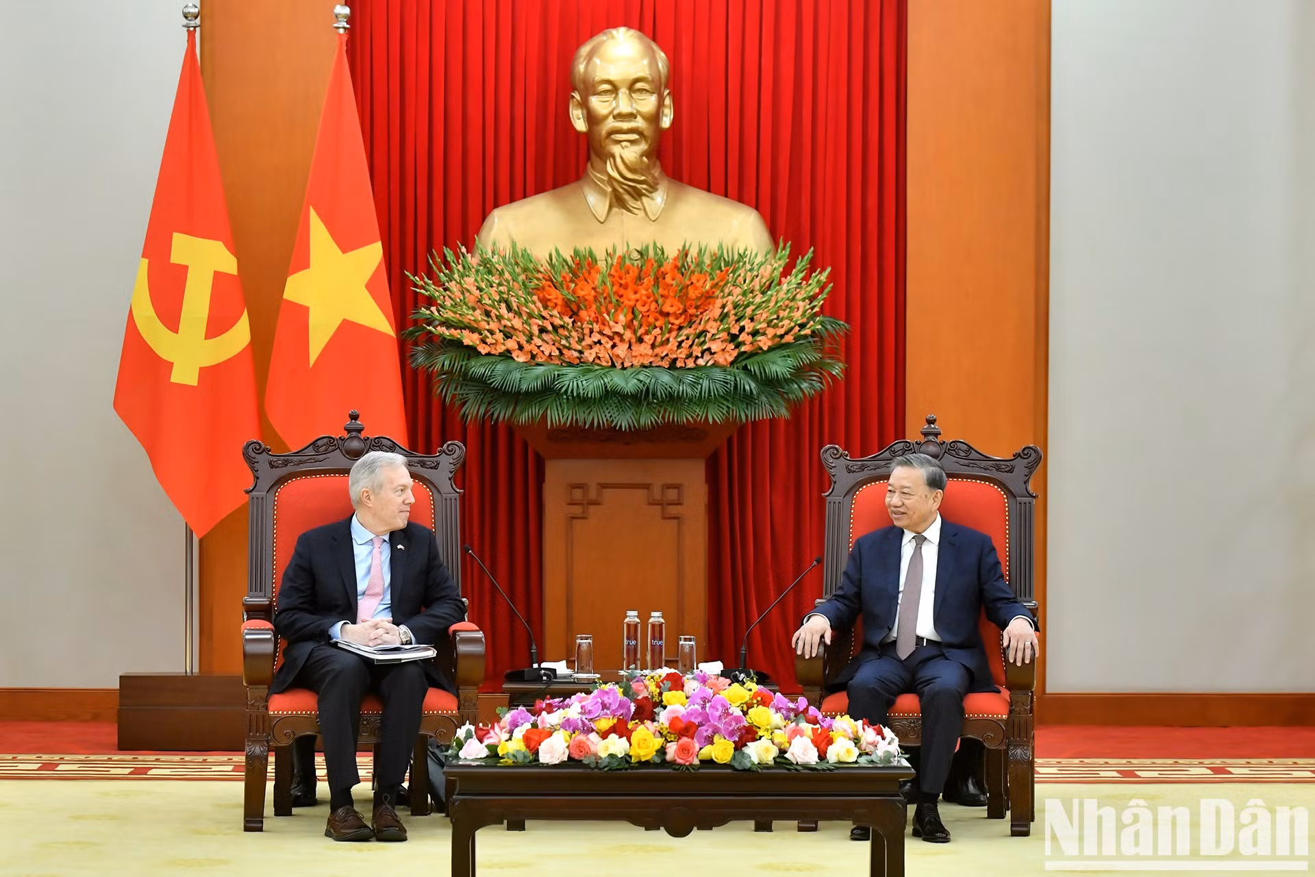 El secretario general del Partido Comunista de Vietnam, To Lam, y Ted Osius, presidente y director general del Consejo Empresarial Estados Unidos-Asean.