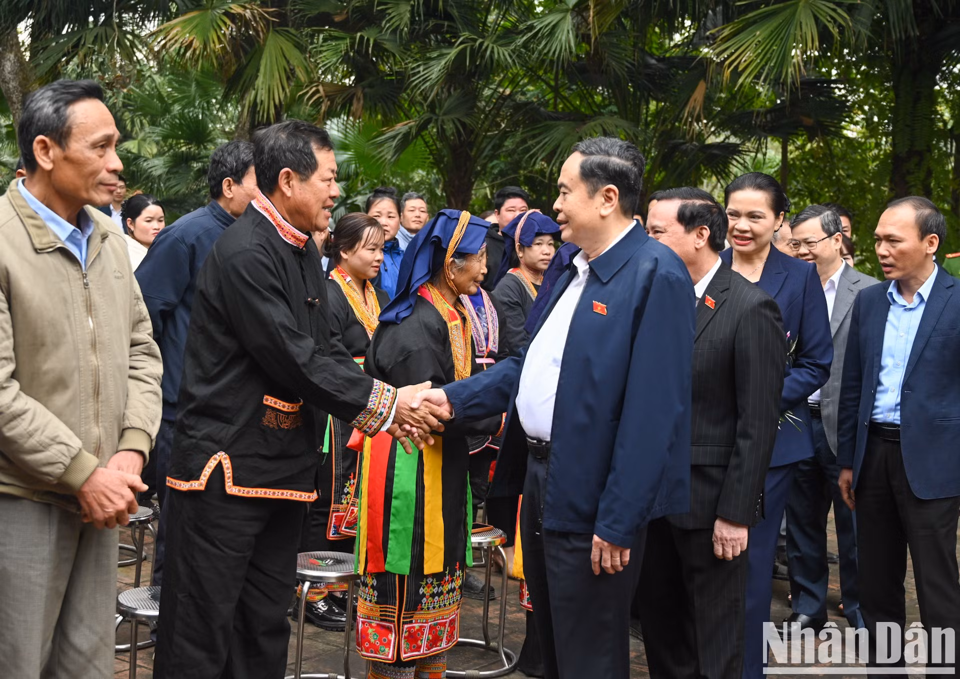 El titular de la Asamblea Nacional vietnamita, Tran Thanh Man, visita a las familias beneficiarias de políticas en la comuna de Trung Yen, distrito de Son Duong.
