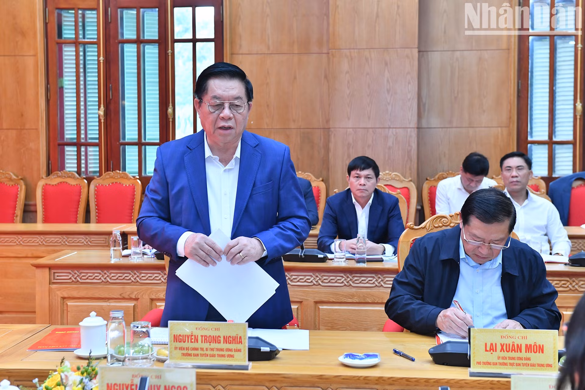 Nguyen Trong Nghia, jefe del Comisión de Comunicación y Educación del Comité Central del PCV, interviene en la cita.