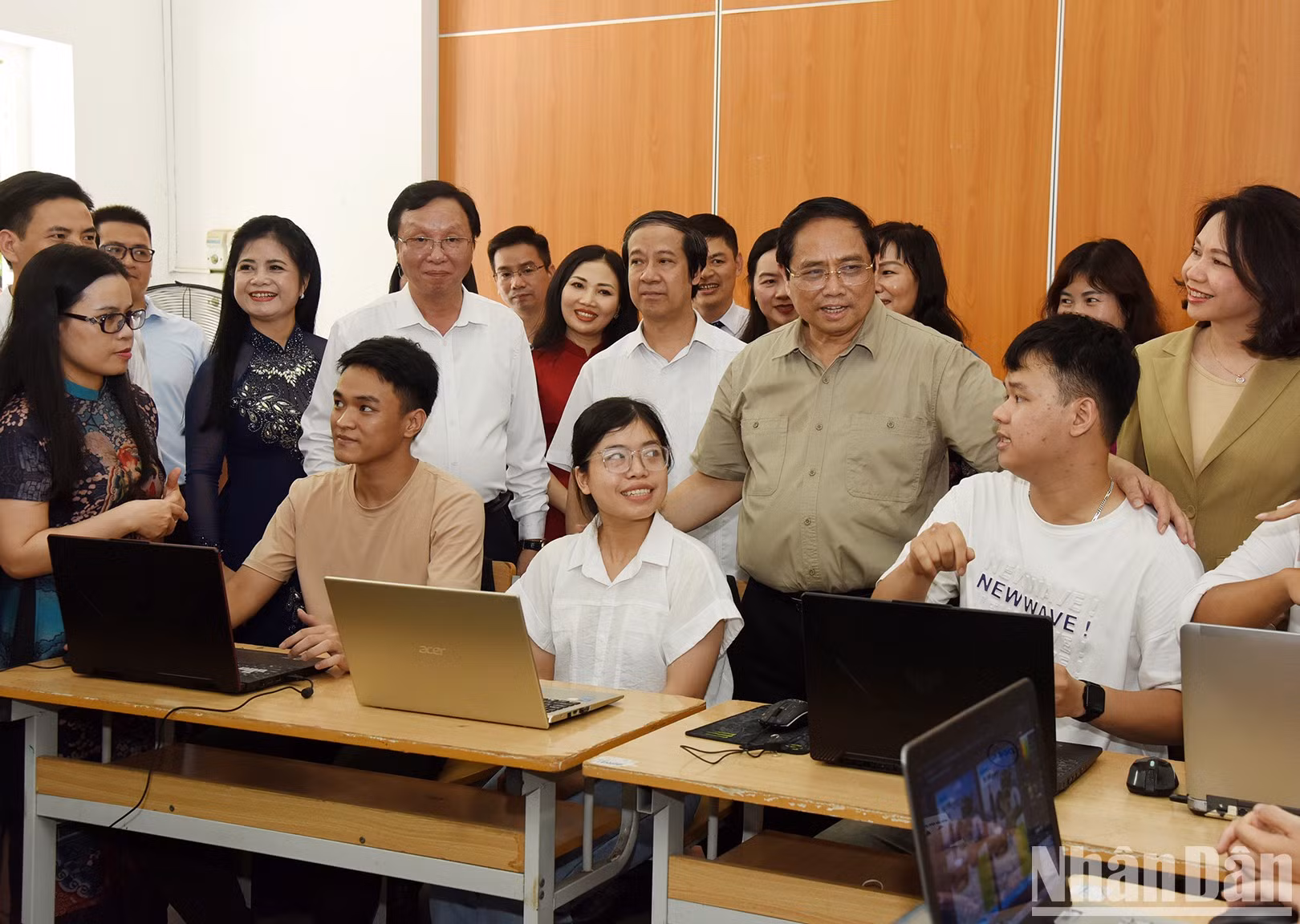 Minh Chinh visita la clase de arte de alumnos sordos del Colegio Nacional de Educación.
