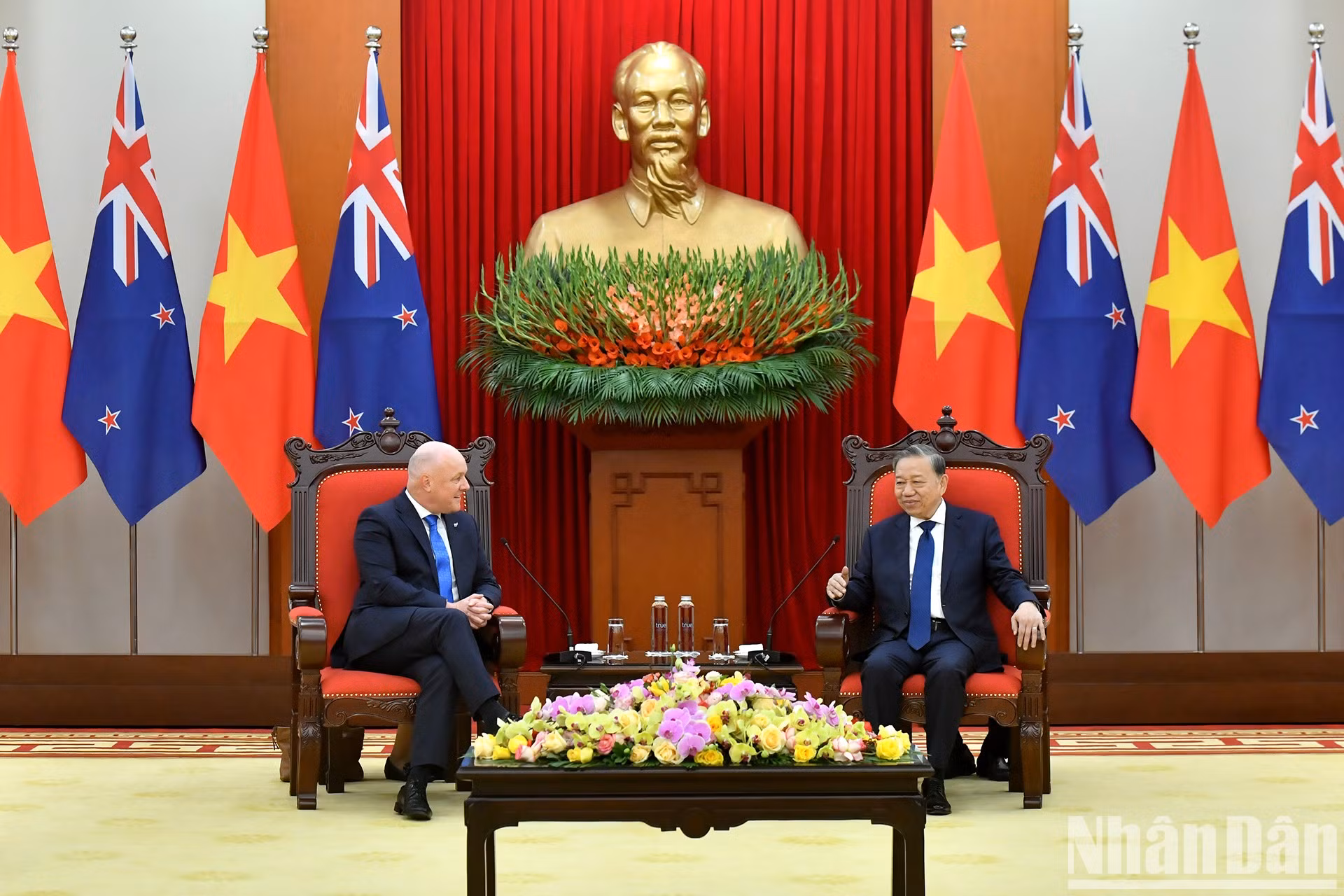 El secretario general del Partido Comunista de Vietnam, To Lam, recibe al premier de Nueva Zelanda, Christopher Luxon.