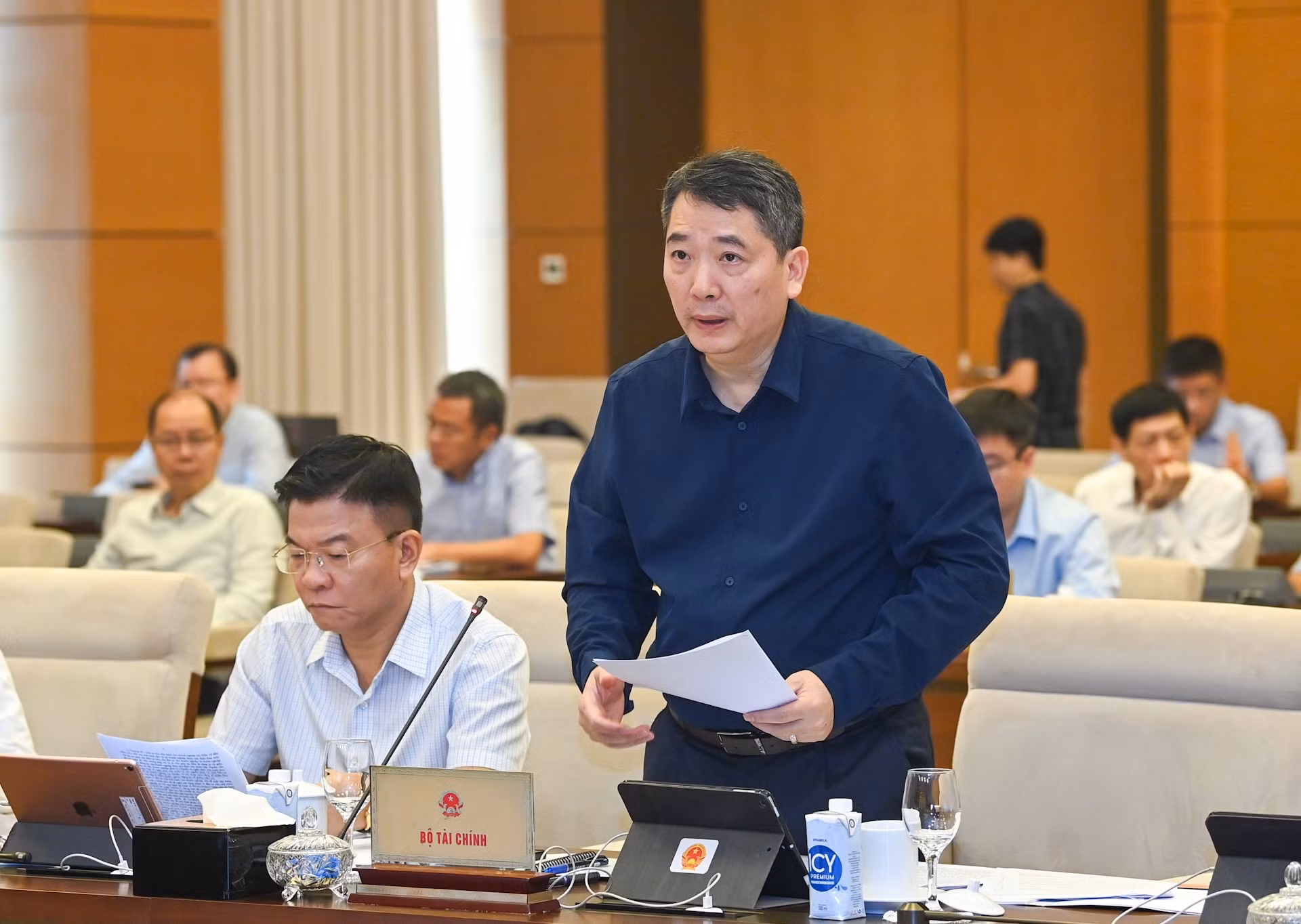 El viceministro de Finanzas, Cao Anh Tuan, presenta un resumen de la propuesta.