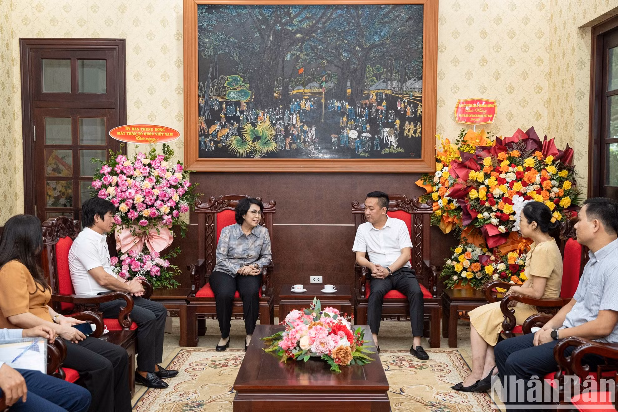 Vu Hoang Vinh, jefe de la oficina de Nhan Dan, agradece al Comité Central del Frente de la Patria de Vietnam por la atención y cooperación eficiente durante los últimos tiempos. Vu Hoang Vinh, jefe de la oficina de Nhan Dan, agradece al Comité Central del Frente de la Patria de Vietnam por la atención y cooperación eficiente durante los últimos tiempos.