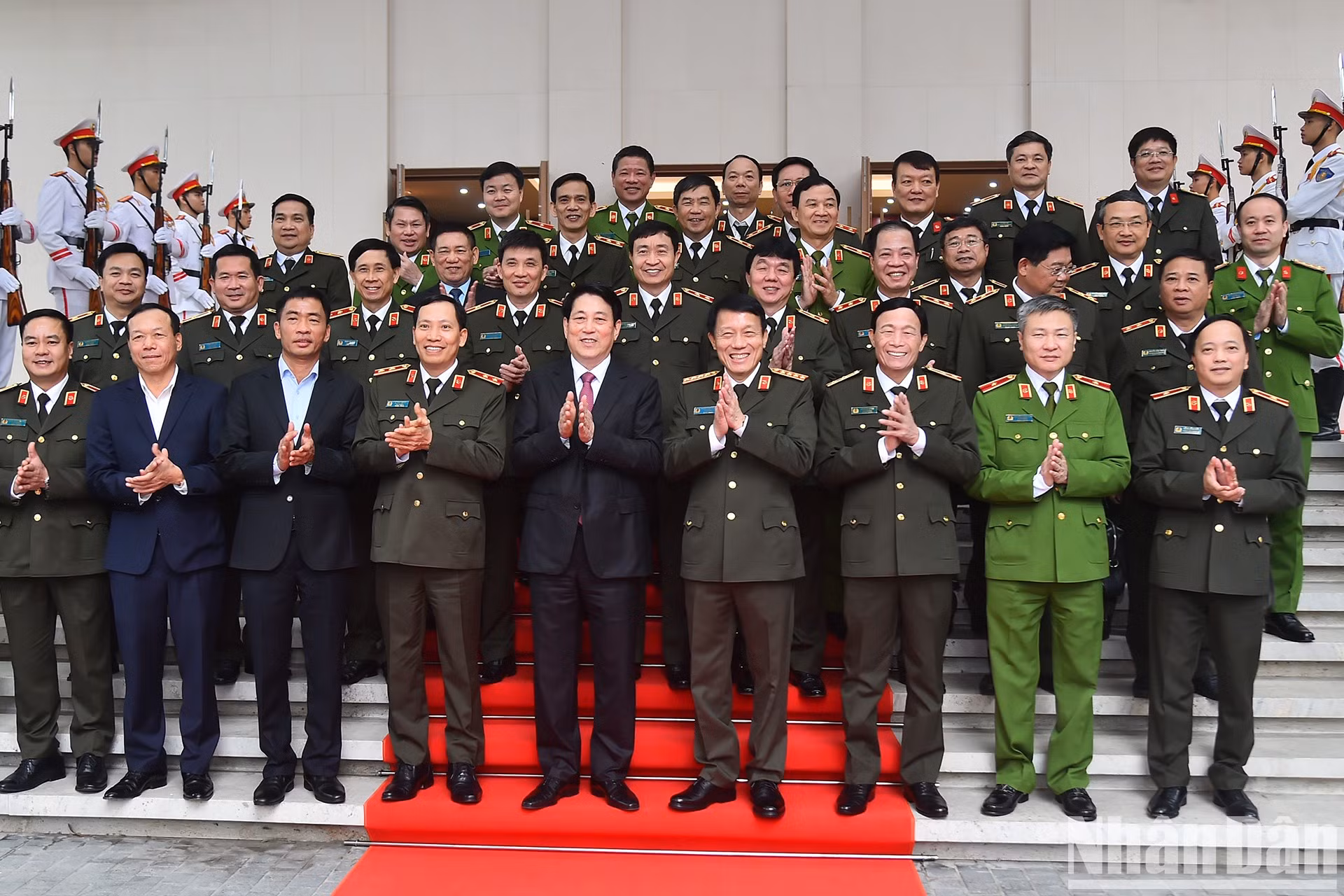 El presidente vietnamita, Luong Cuong, el ministro de Seguridad Pública, Luong Tam Quang, y los delegados.