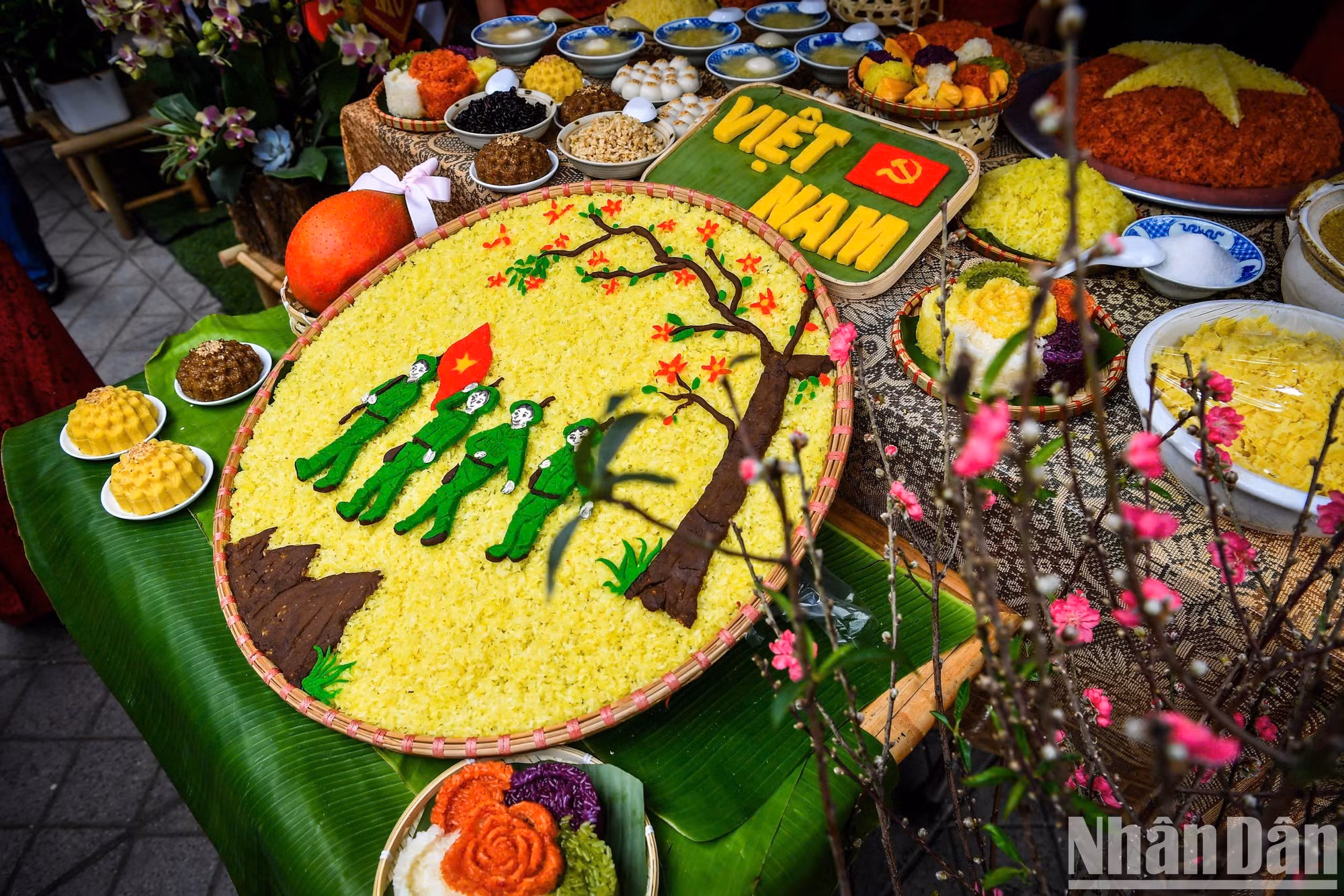 El cuadro de patrulla de primavera está hecho con materiales especiales de arroz glutinoso y frijoles. El cuadro de patrulla de primavera está hecho con materiales especiales de arroz glutinoso y frijoles.