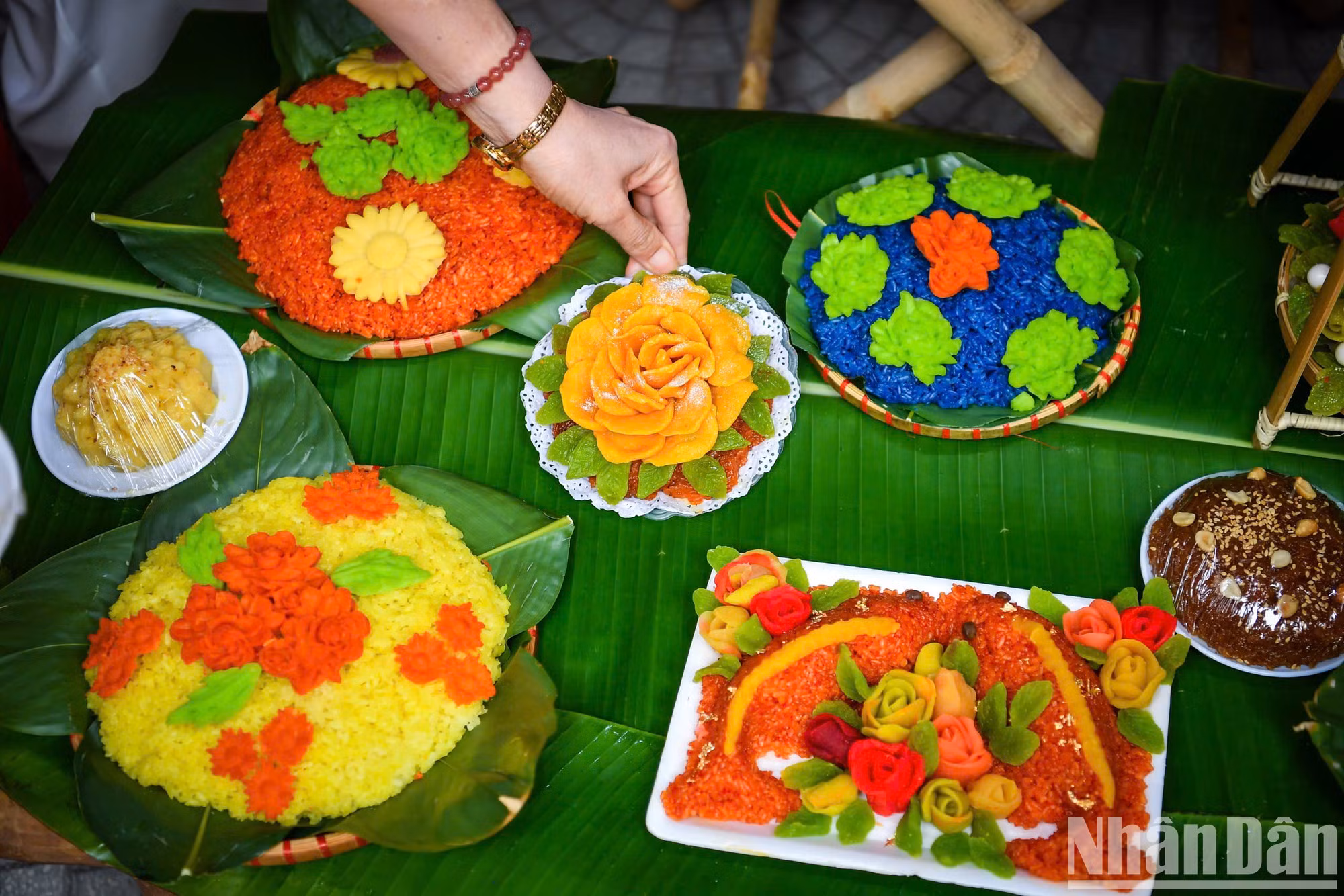 Bajo manos hábiles, a partir del xôi, un plato sencillo y familiar, se crean flores de colores... Bajo manos hábiles, a partir del xôi, un plato sencillo y familiar, se crean flores de colores...