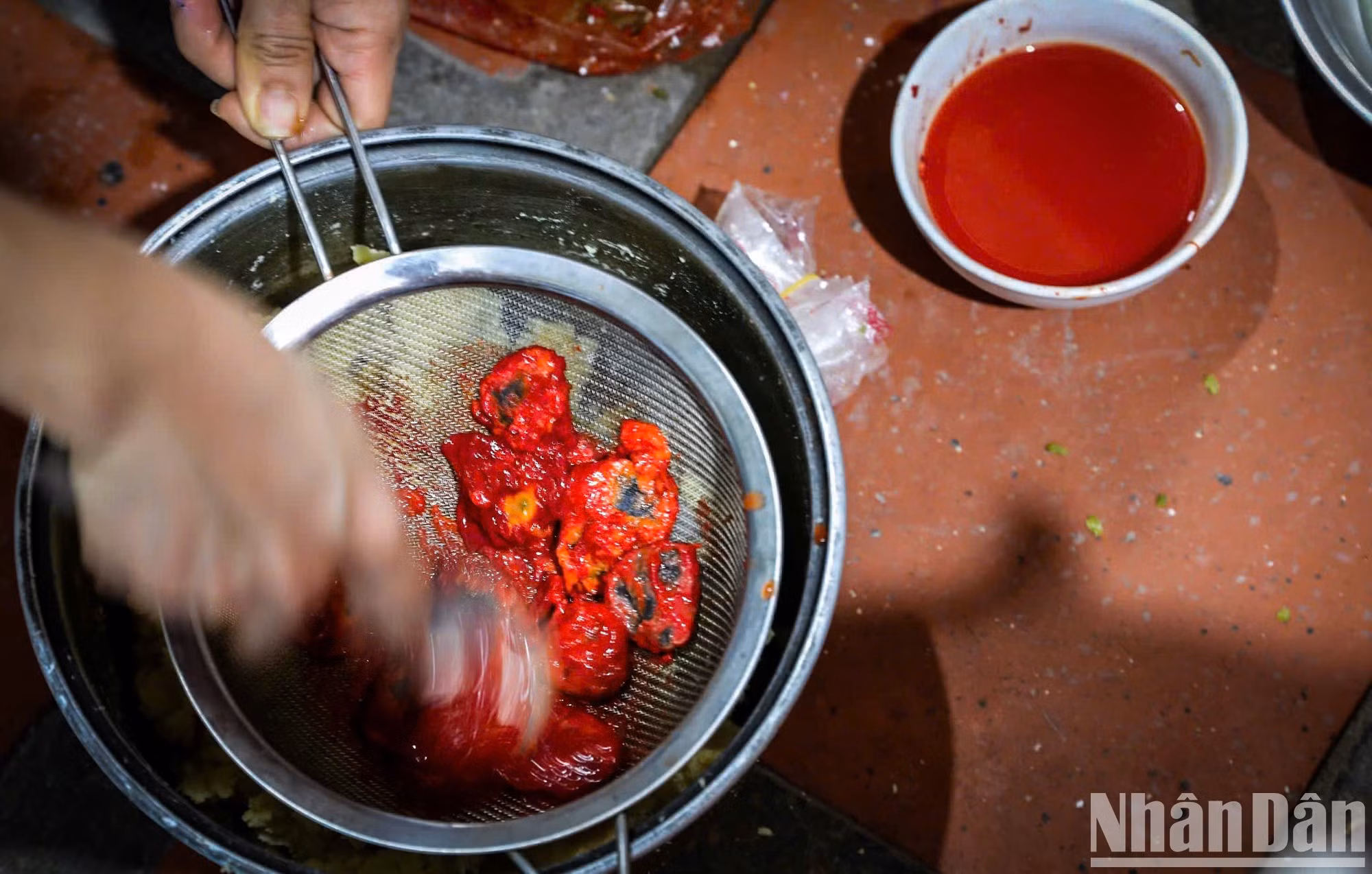El color rojo del arroz glutinoso proviene de la fruta madura de gac (Momordica cochinchinensis)... El color rojo del arroz glutinoso proviene de la fruta madura de gac (Momordica cochinchinensis)...