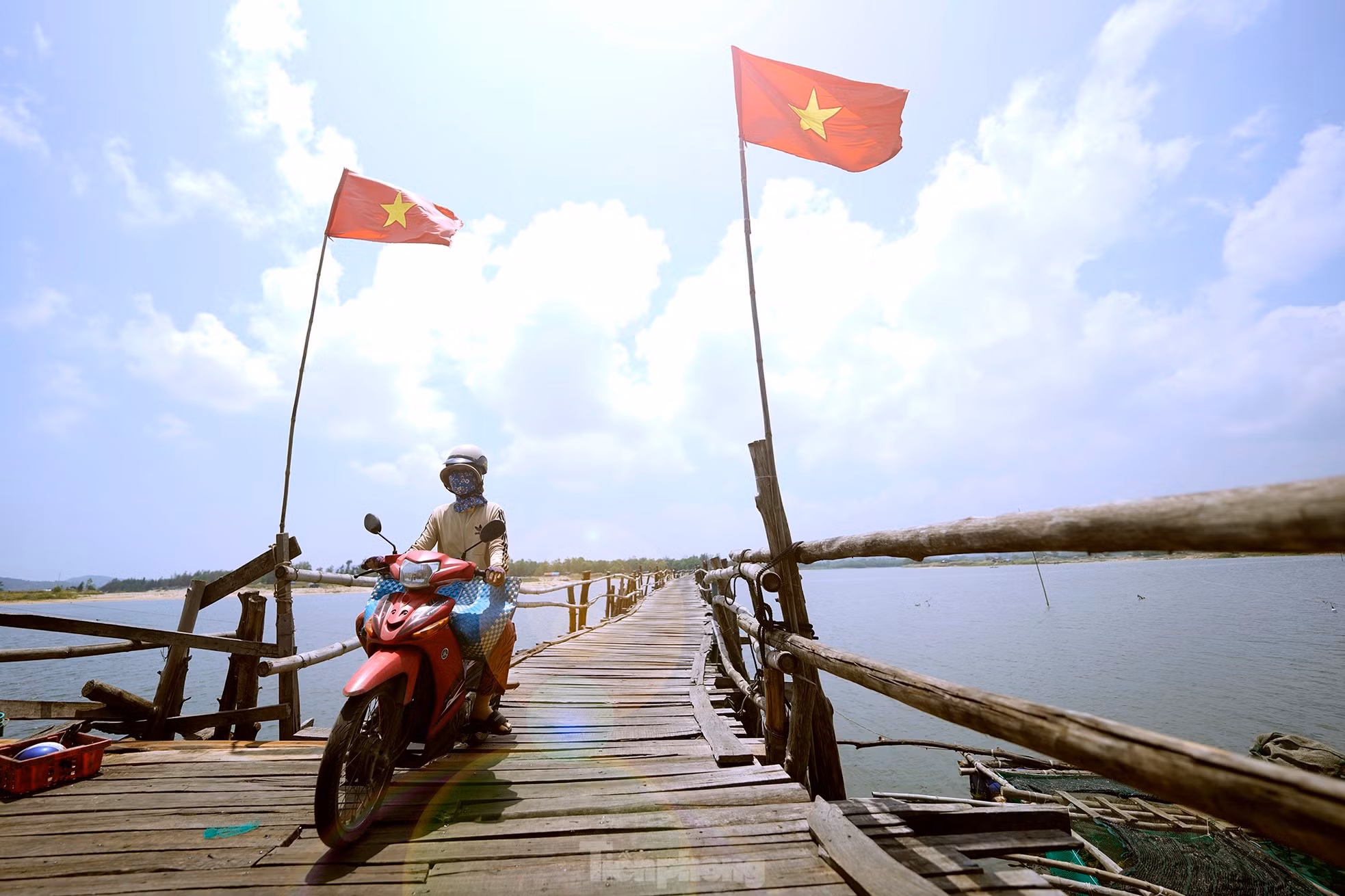 El puente de madera conecta el norte de la comuna de An Ninh Tay con la ciudad de Song Cau, famosa por sus muchas atracciones turísticas.