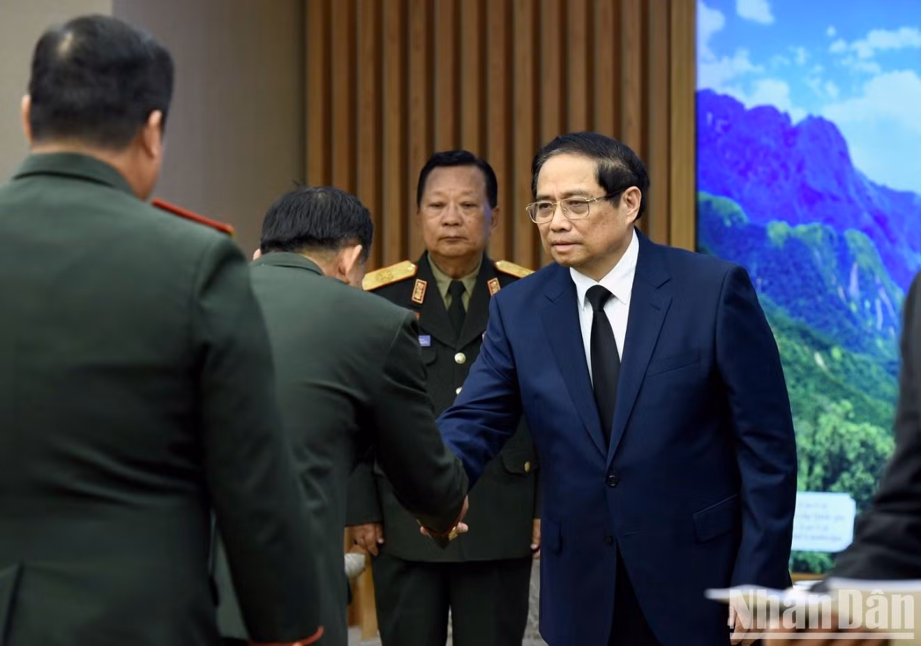 El primer ministro vietnamita, Pham Minh Chinh, da la bienvenida a los delegados laosianos.