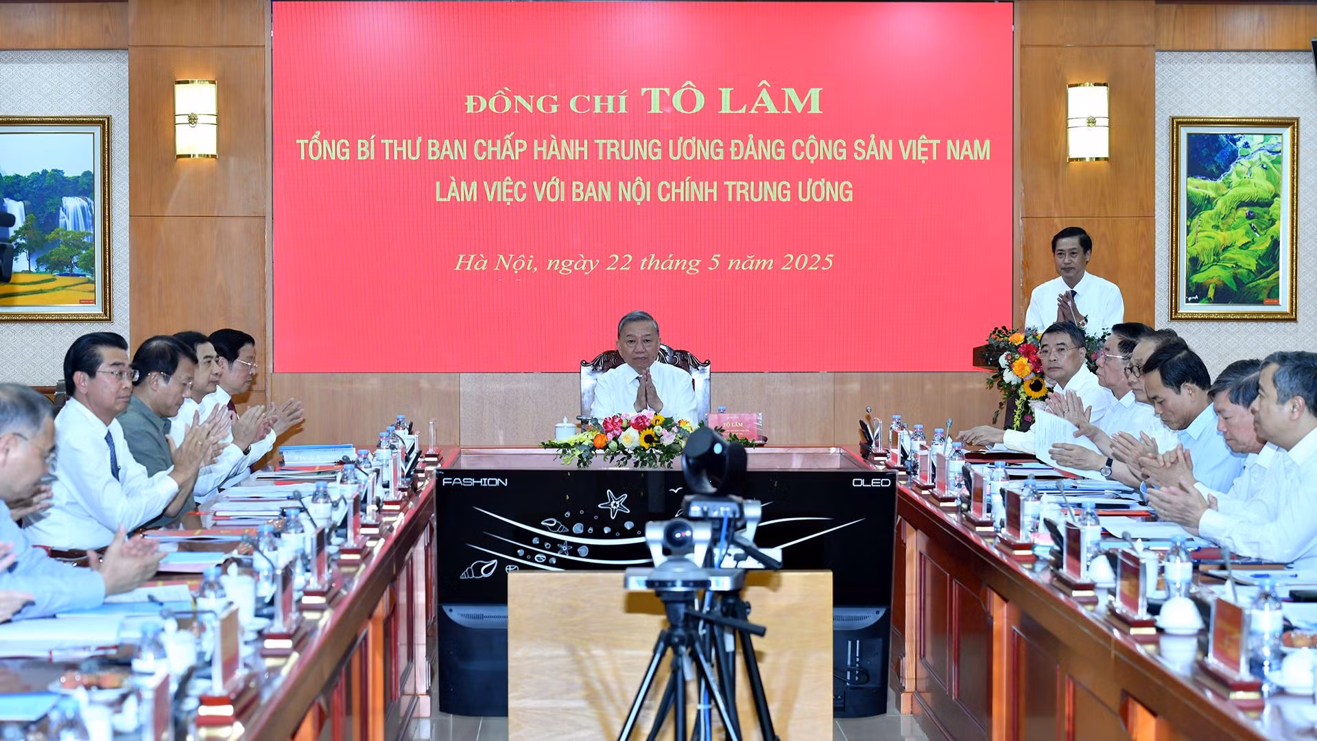 [Foto] Líder partidista vietnamita preside reunión con Comisión de Asuntos Internos del PCV