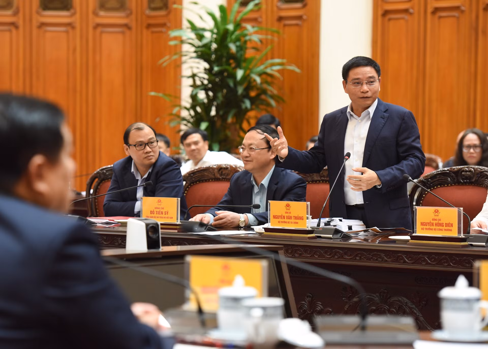 El ministro de Finanzas, Nguyen Van Thang, expresa su opinión.