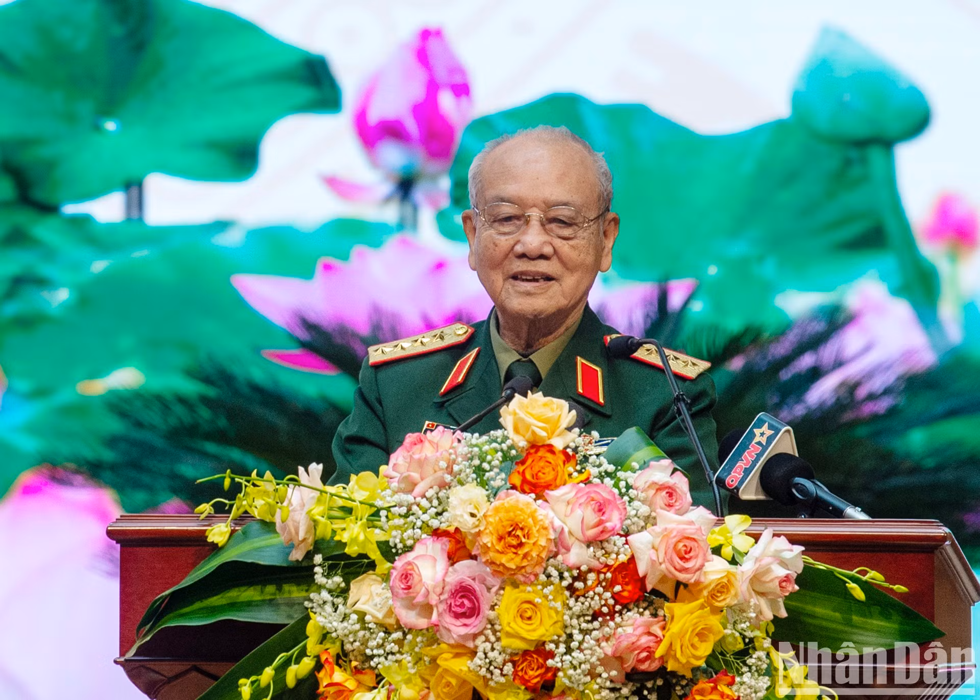 El general Pham Van Tra, ex miembro del Buró Político, ex subsecretario del Comité Central del Partido de la Comisión Militar Central y ex ministro de Defensa. El general Pham Van Tra, ex miembro del Buró Político, ex subsecretario del Comité Central del Partido de la Comisión Militar Central y ex ministro de Defensa.