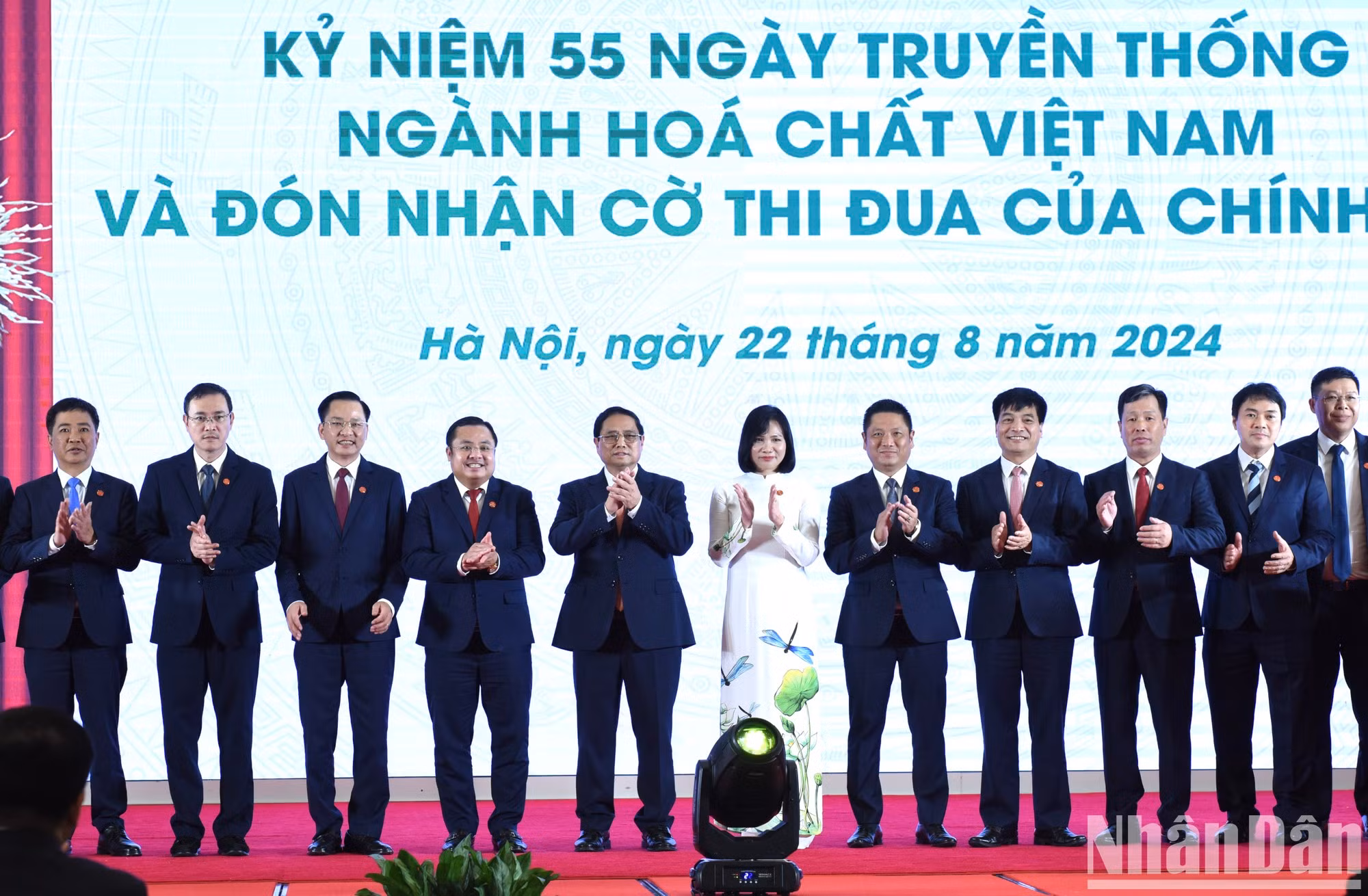 Minh Chinh y líderes del Grupo Nacional de Químicas.