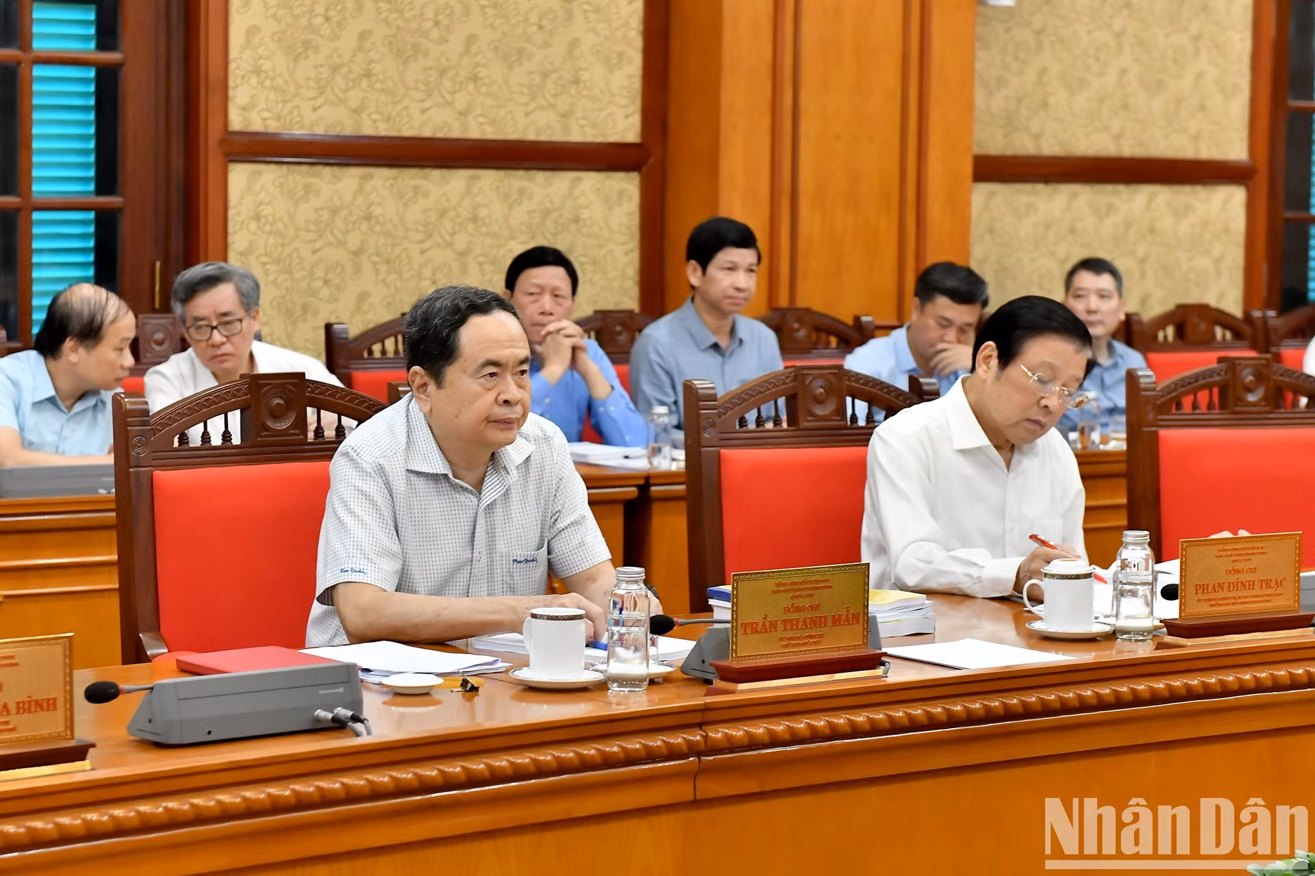 El presidente de la Asamblea Nacional, Tran Thanh Man, y los delegados.