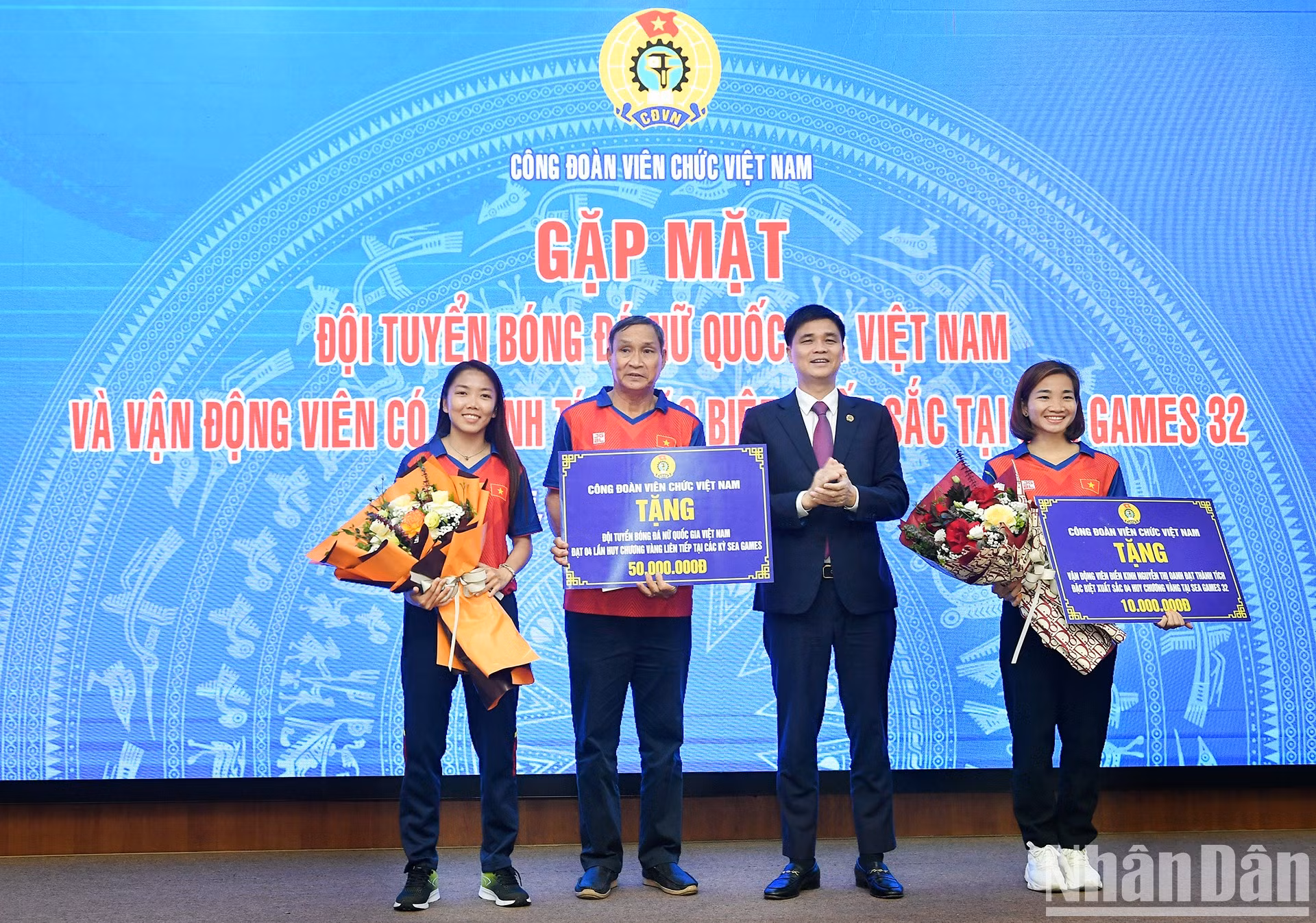 El Comité Permanente del Sindicato de empleados de Vietnam entregó regalos a la selección femenina de fútbol y la atleta Nguyen Thi Oanh.